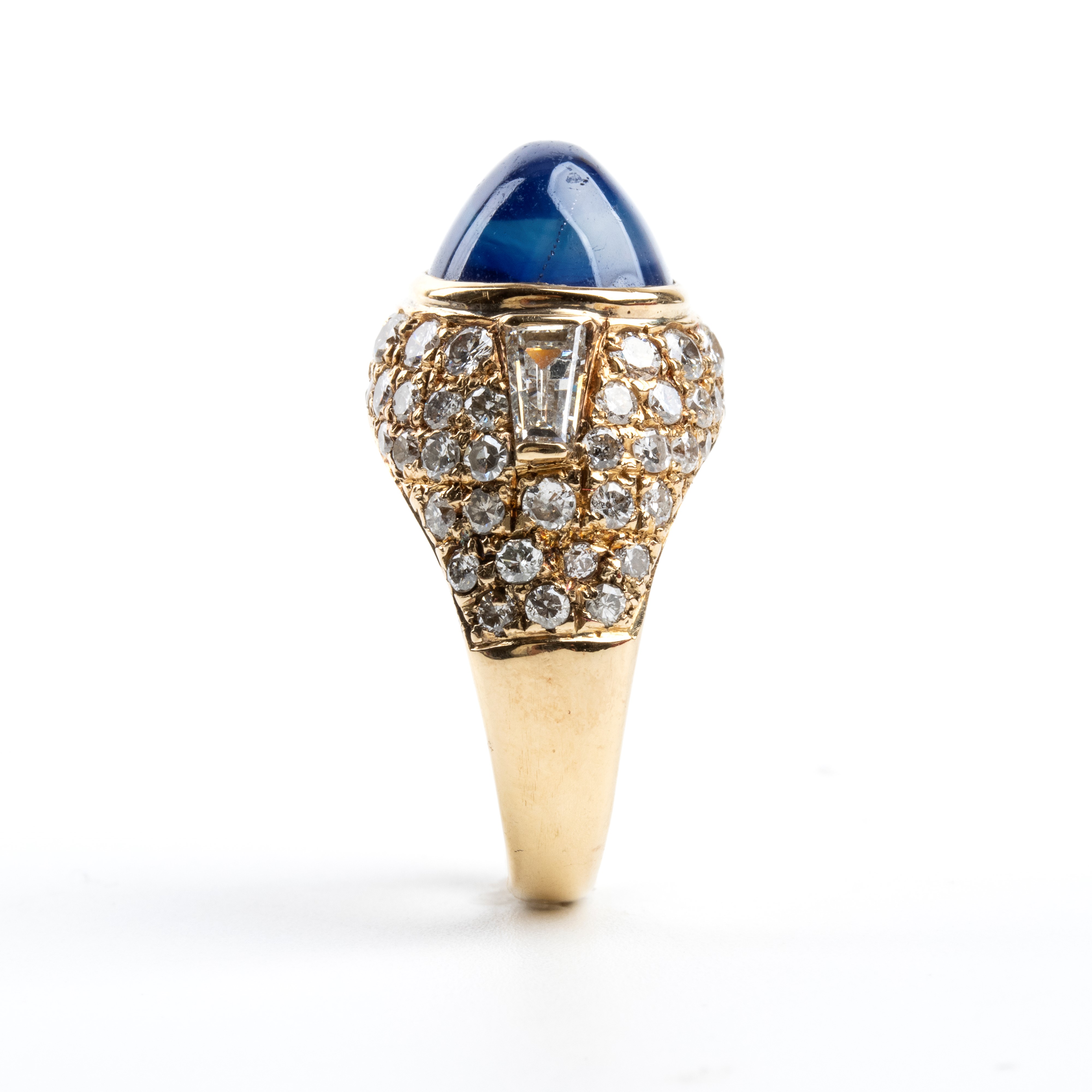 Anello in oro con zaffiro e diamanti