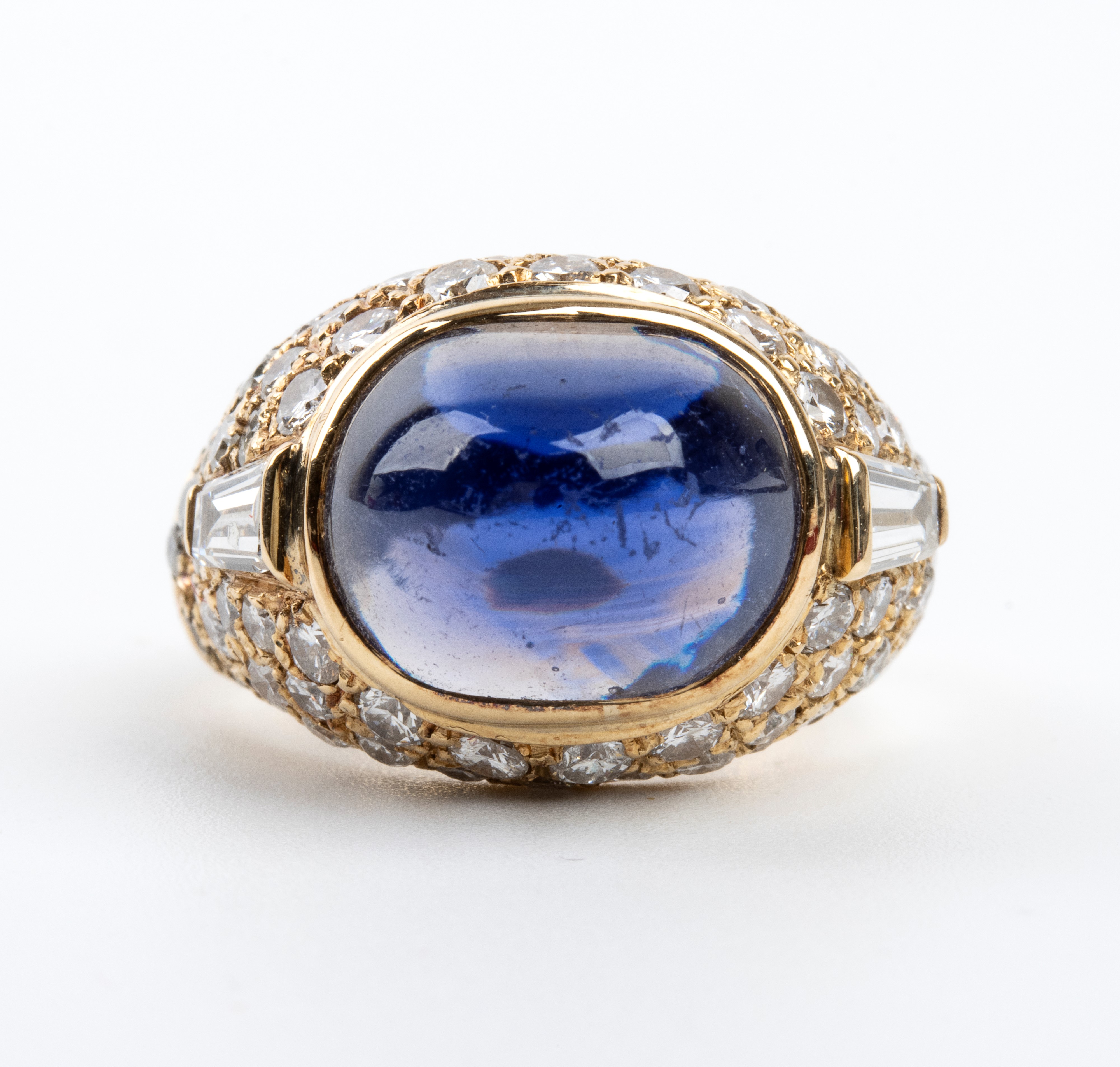 Anello in oro con zaffiro e diamanti