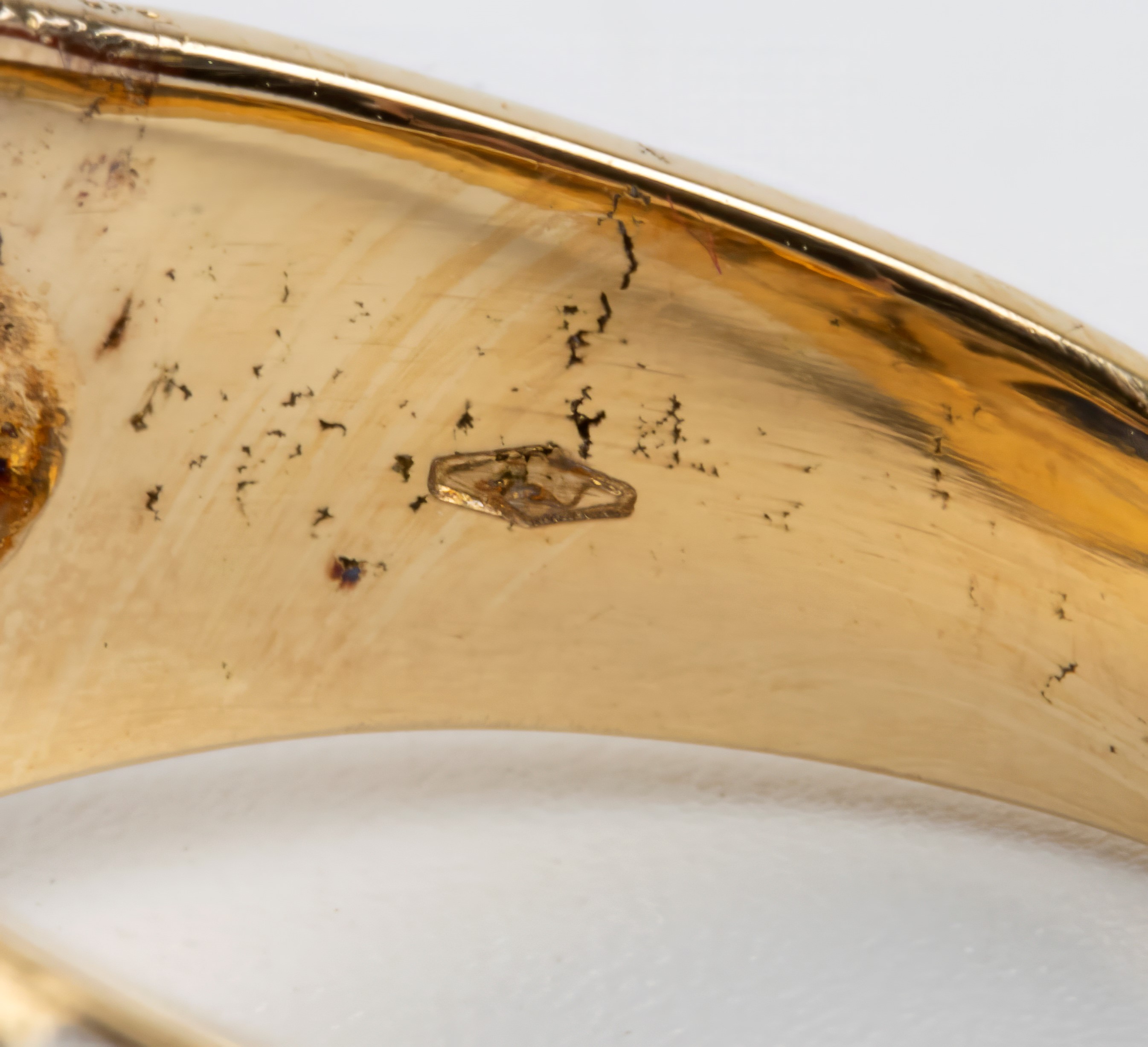 Anello in oro con zaffiro e diamanti