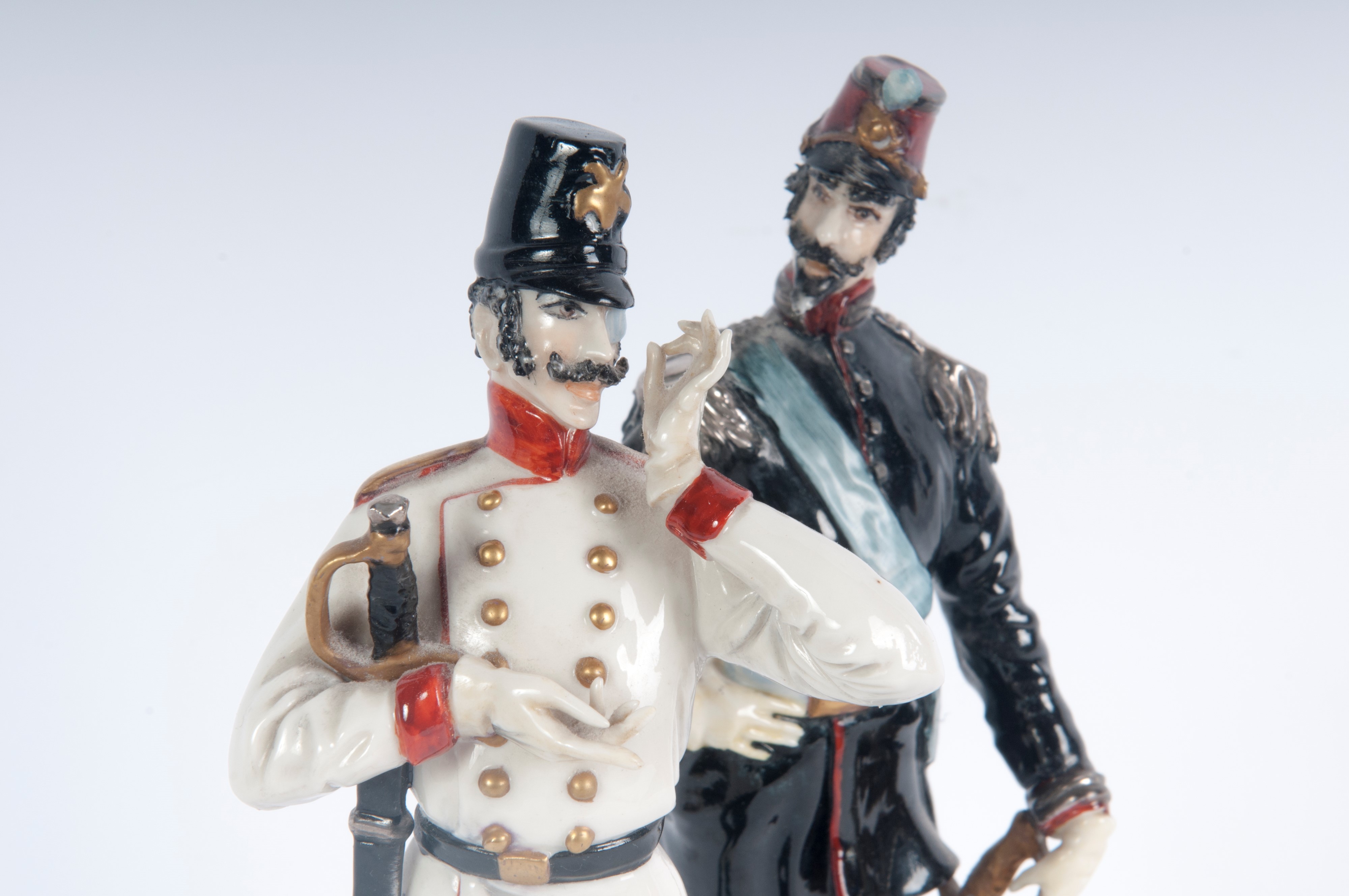 Lotto due porcellane policrome