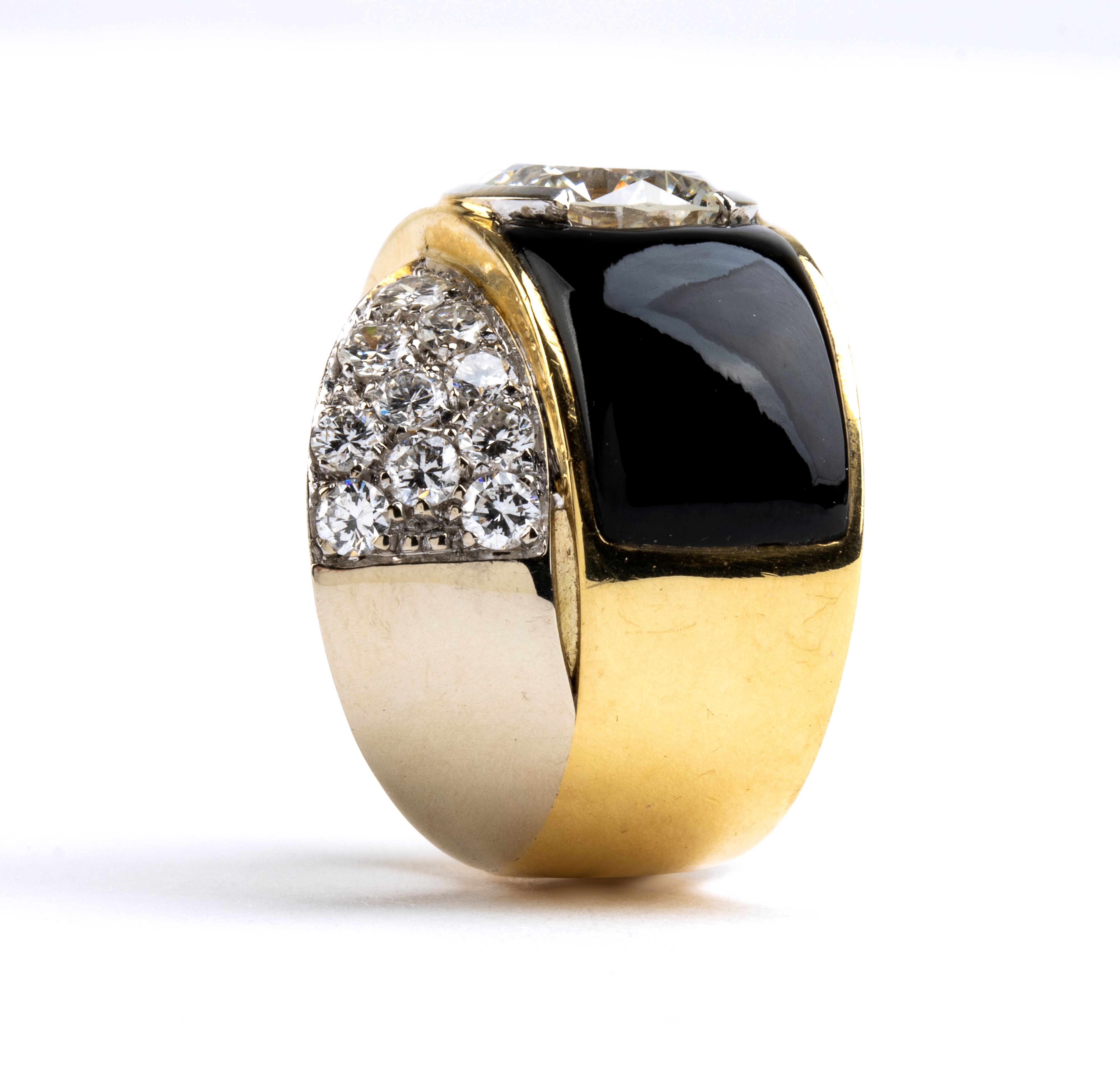 Anello in oro, diamanti e smalti