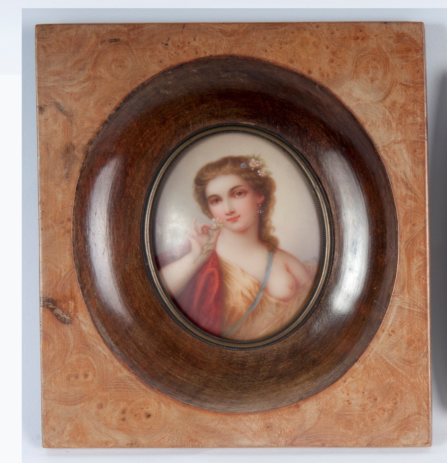 Ritratti femminili, lotto di quattro opere su porcellana, XIX/XX secolo