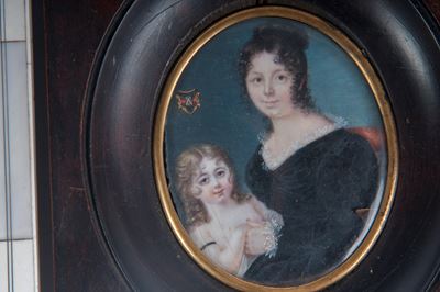 Lotto di due figure femminili, XIX/XX secolo, dipinte su carta e tela