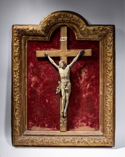 Crocifisso in avorio scolpito a tutto tondo, cartiglio INRI e Vanitas con teschio e tibie incroci...