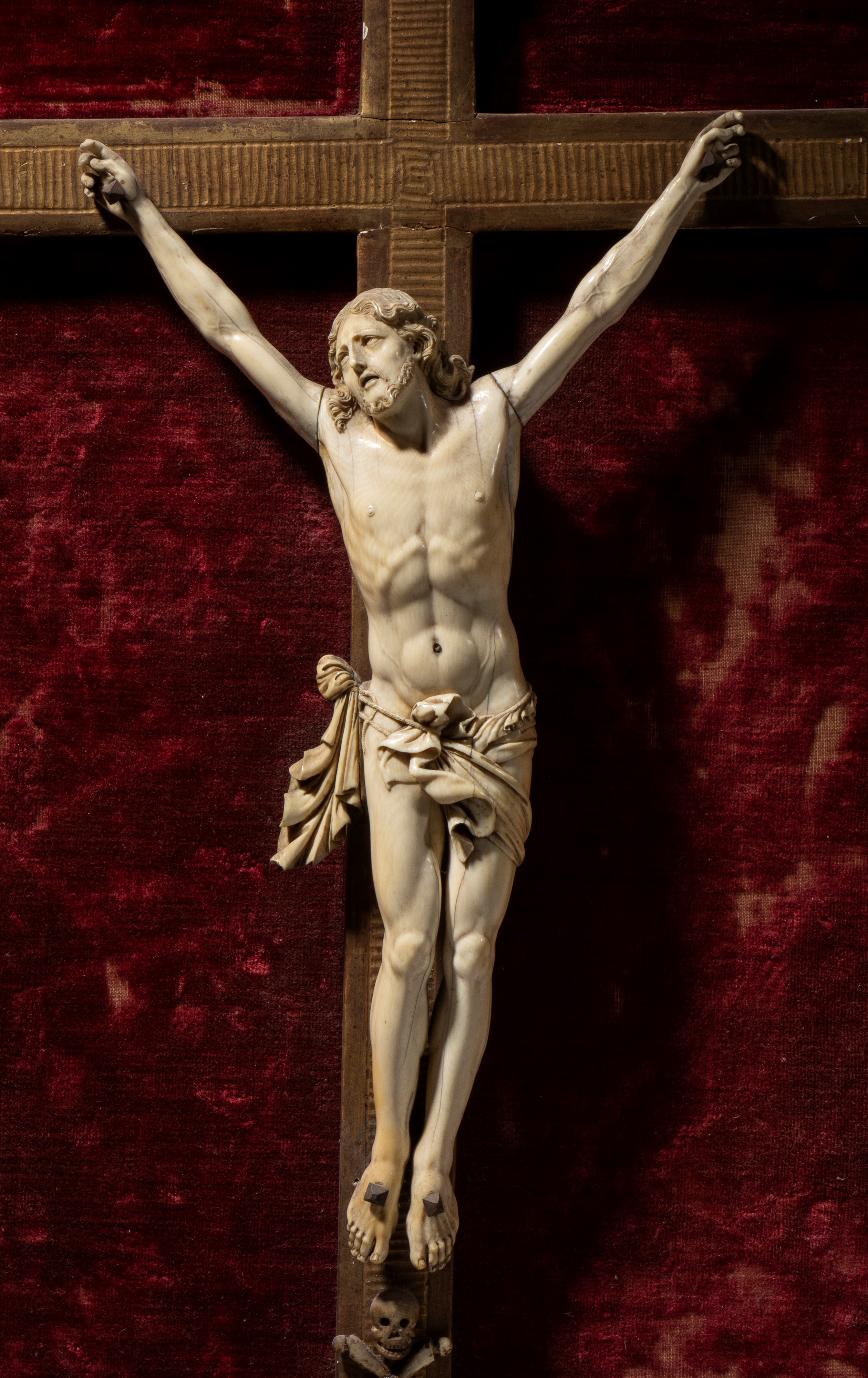 Crocifisso in avorio scolpito a tutto tondo, cartiglio INRI e Vanitas con teschio e tibie incroci...