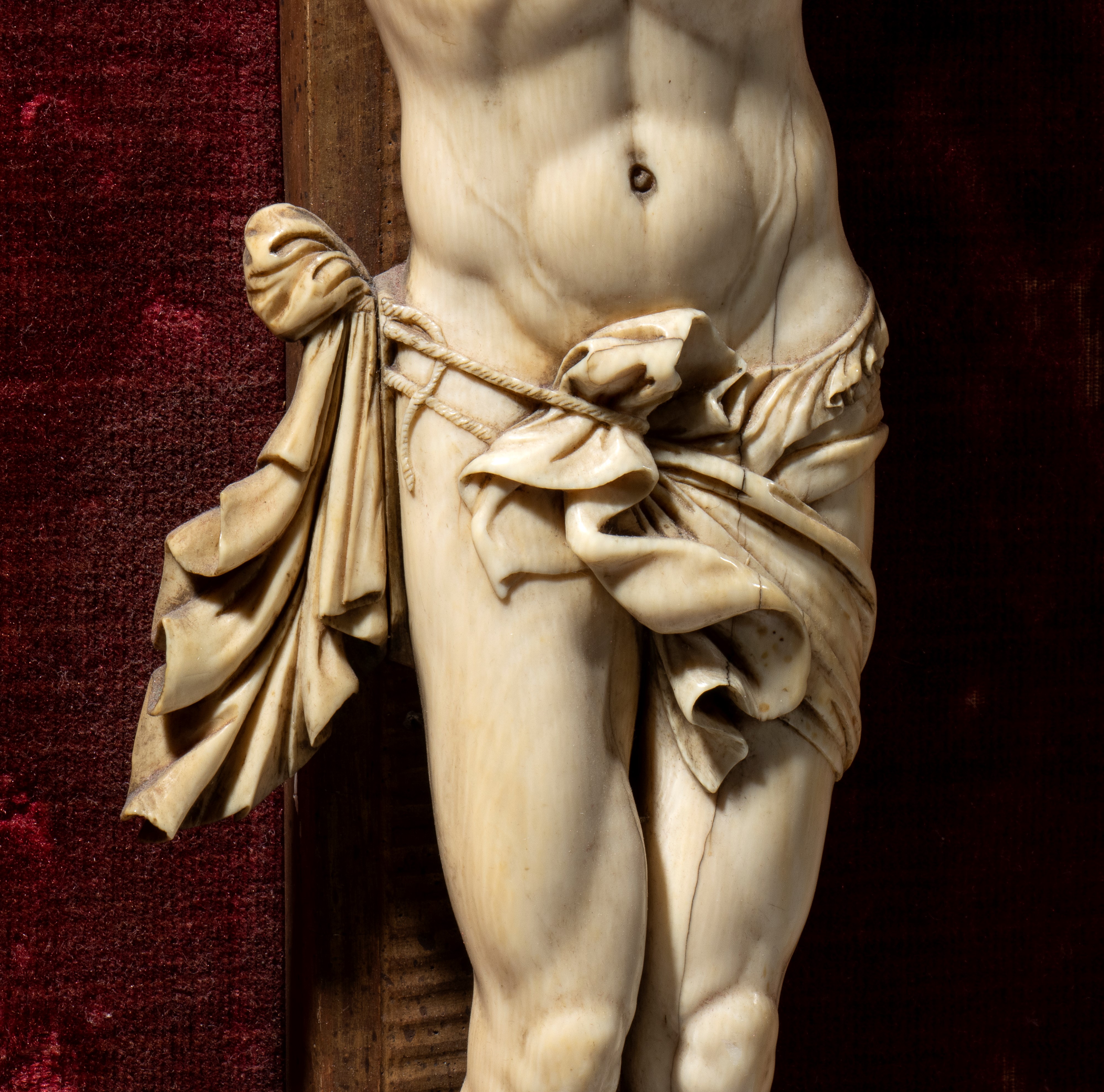 Crocifisso in avorio scolpito a tutto tondo, cartiglio INRI e Vanitas con teschio e tibie incroci...