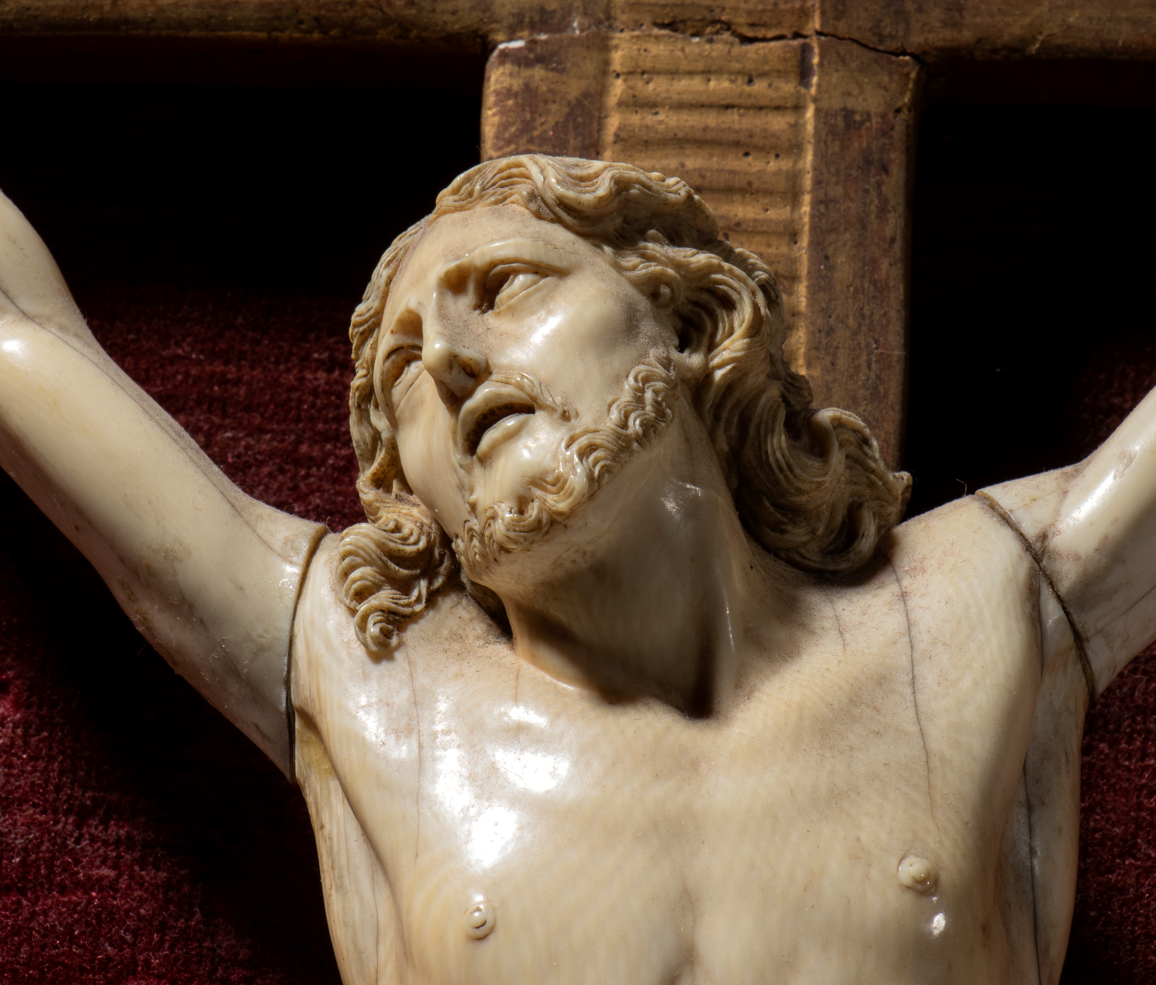 Crocifisso in avorio scolpito a tutto tondo, cartiglio INRI e Vanitas con teschio e tibie incroci...