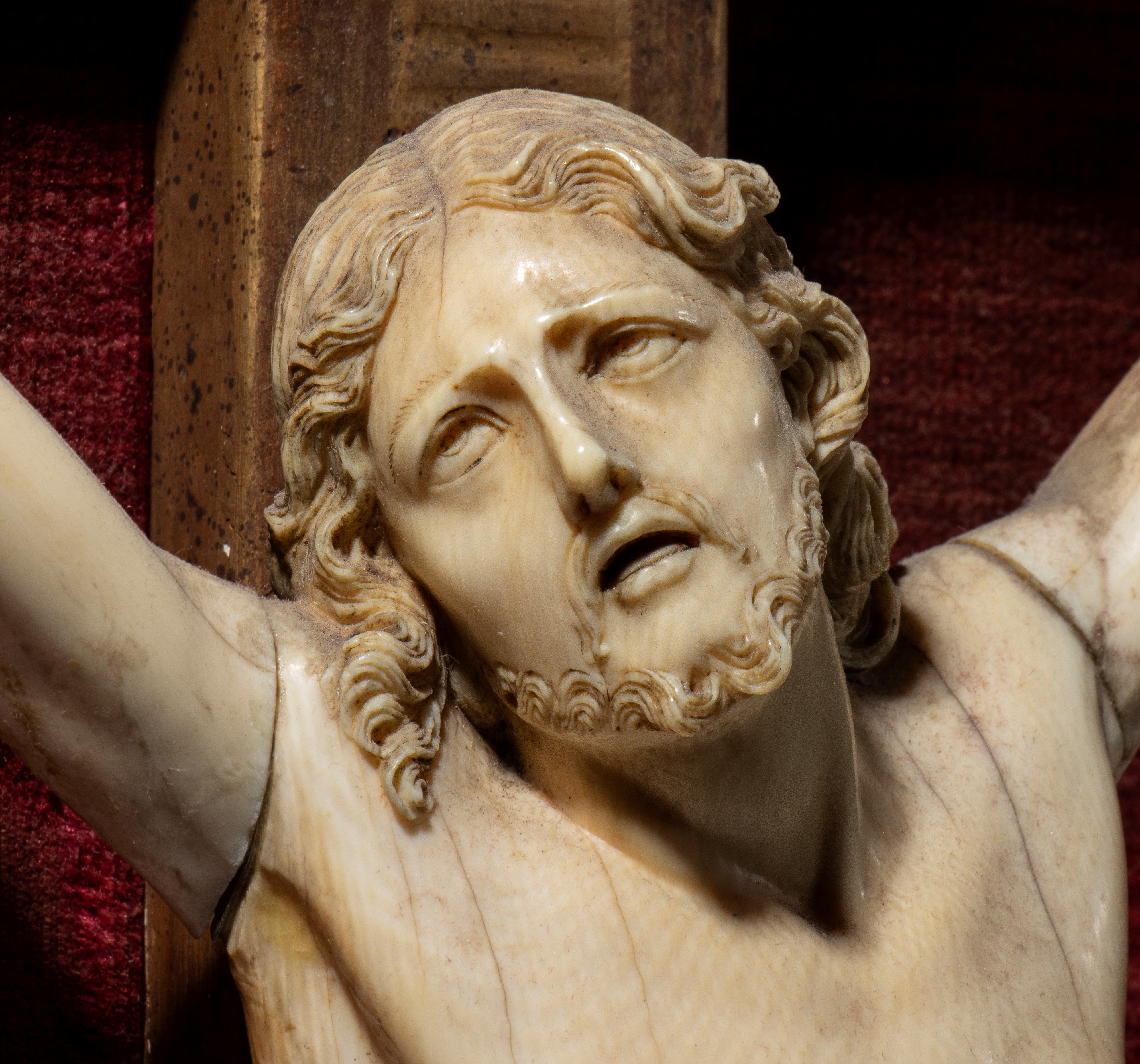 Crocifisso in avorio scolpito a tutto tondo, cartiglio INRI e Vanitas con teschio e tibie incroci...