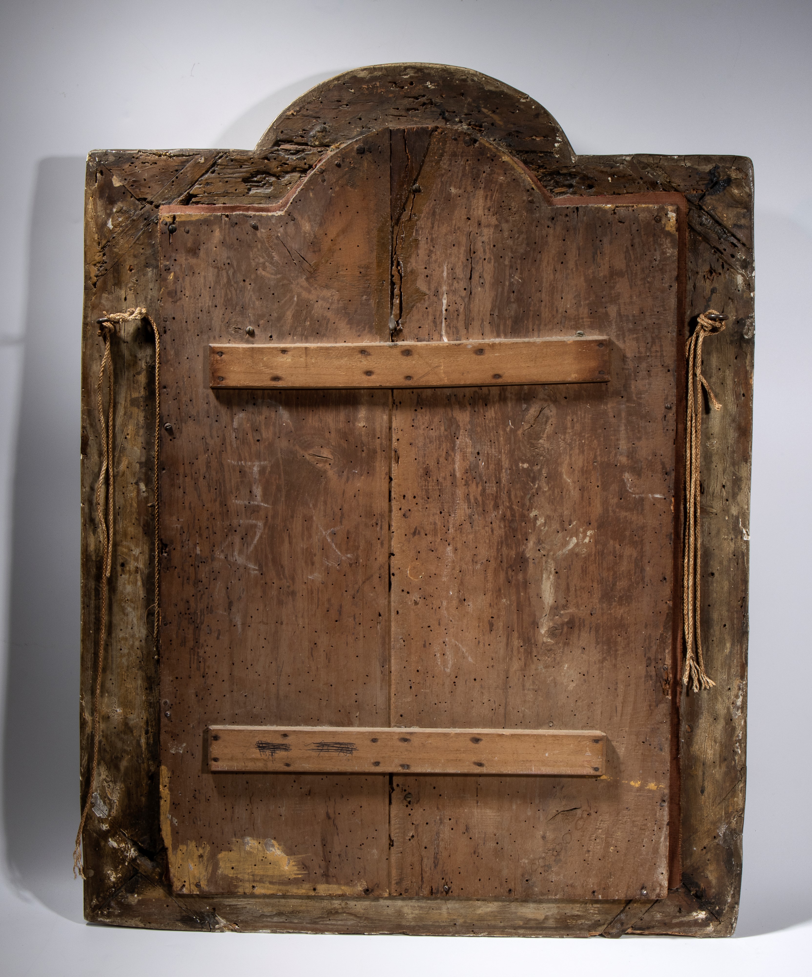 Crocifisso in avorio scolpito a tutto tondo, cartiglio INRI e Vanitas con teschio e tibie incroci...