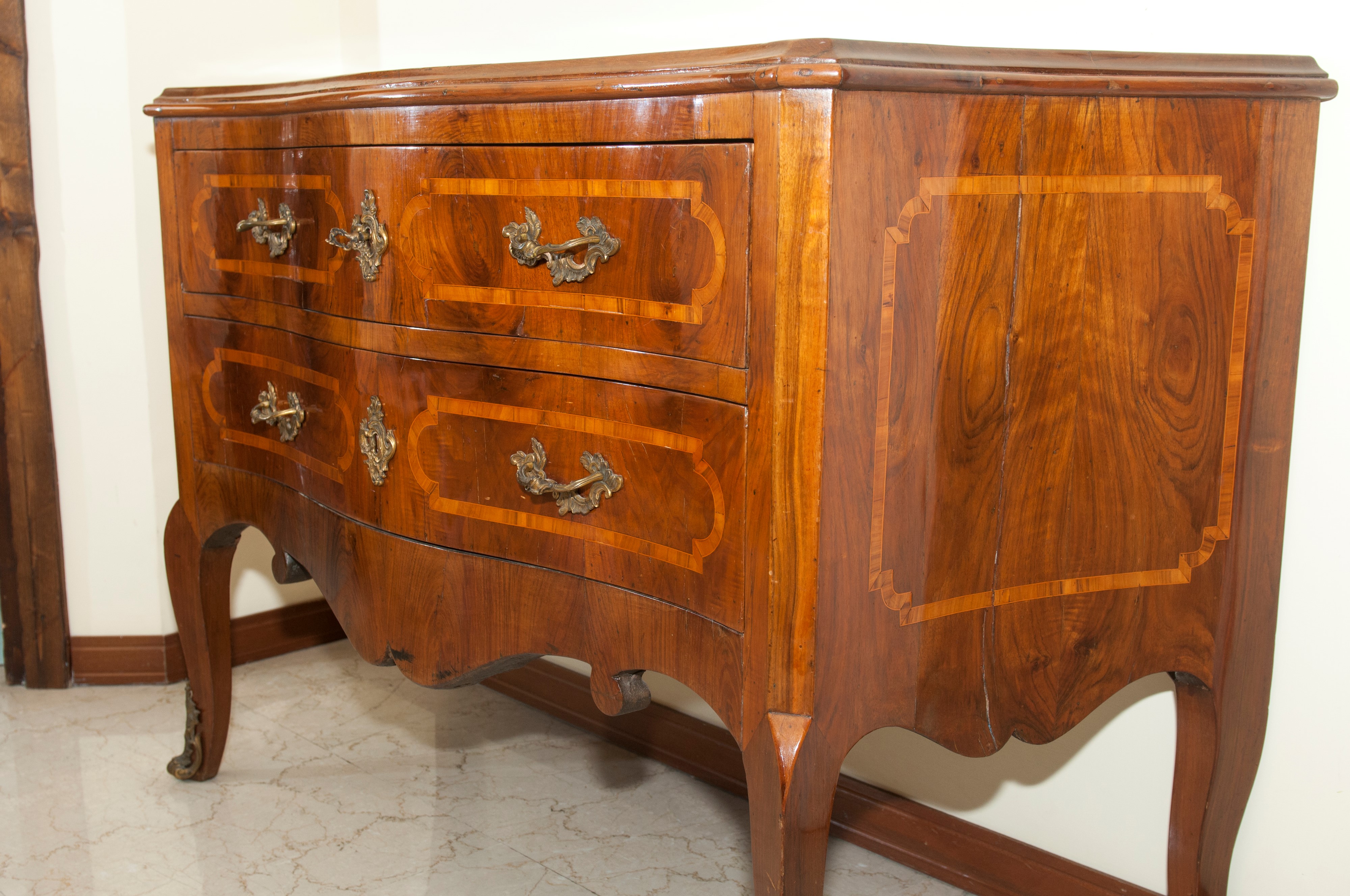 Coppia di cassettoni in legno di noce, XVIII secolo