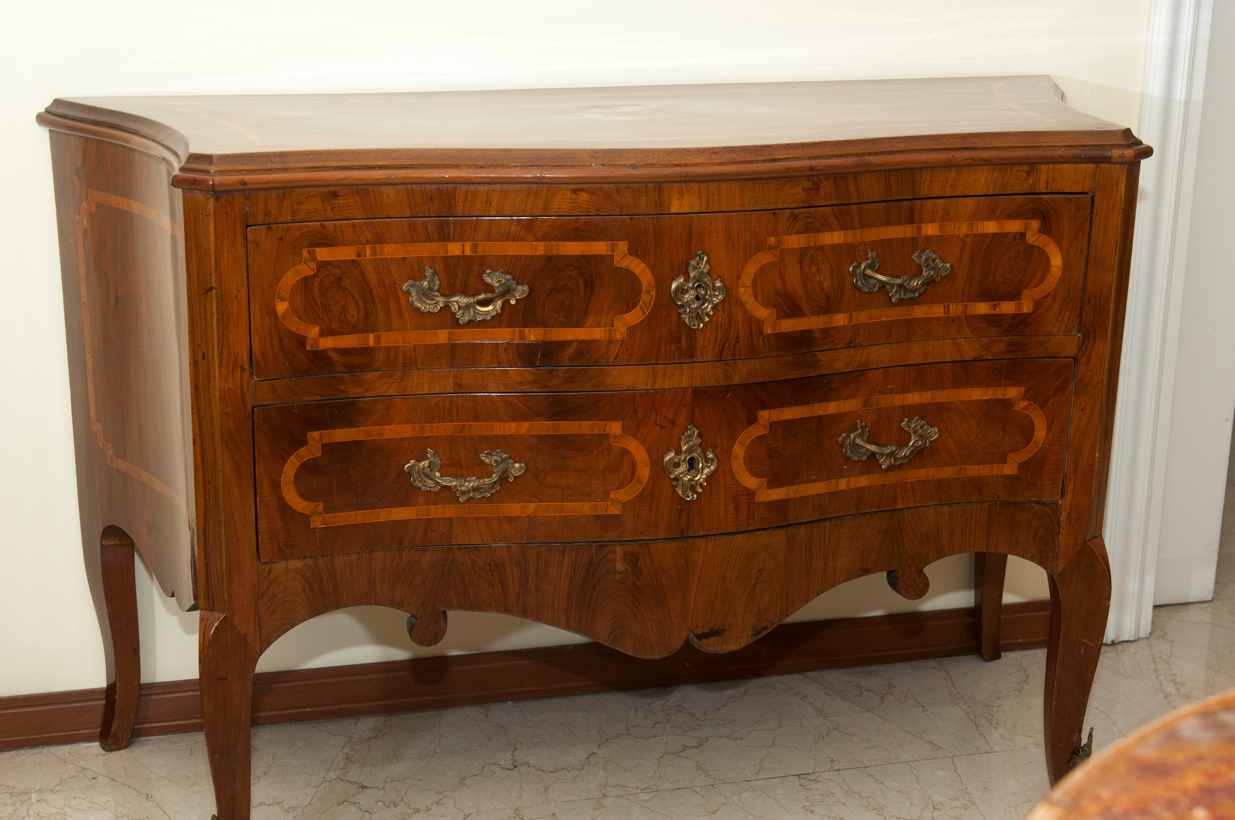 Coppia di cassettoni in legno di noce, XVIII secolo