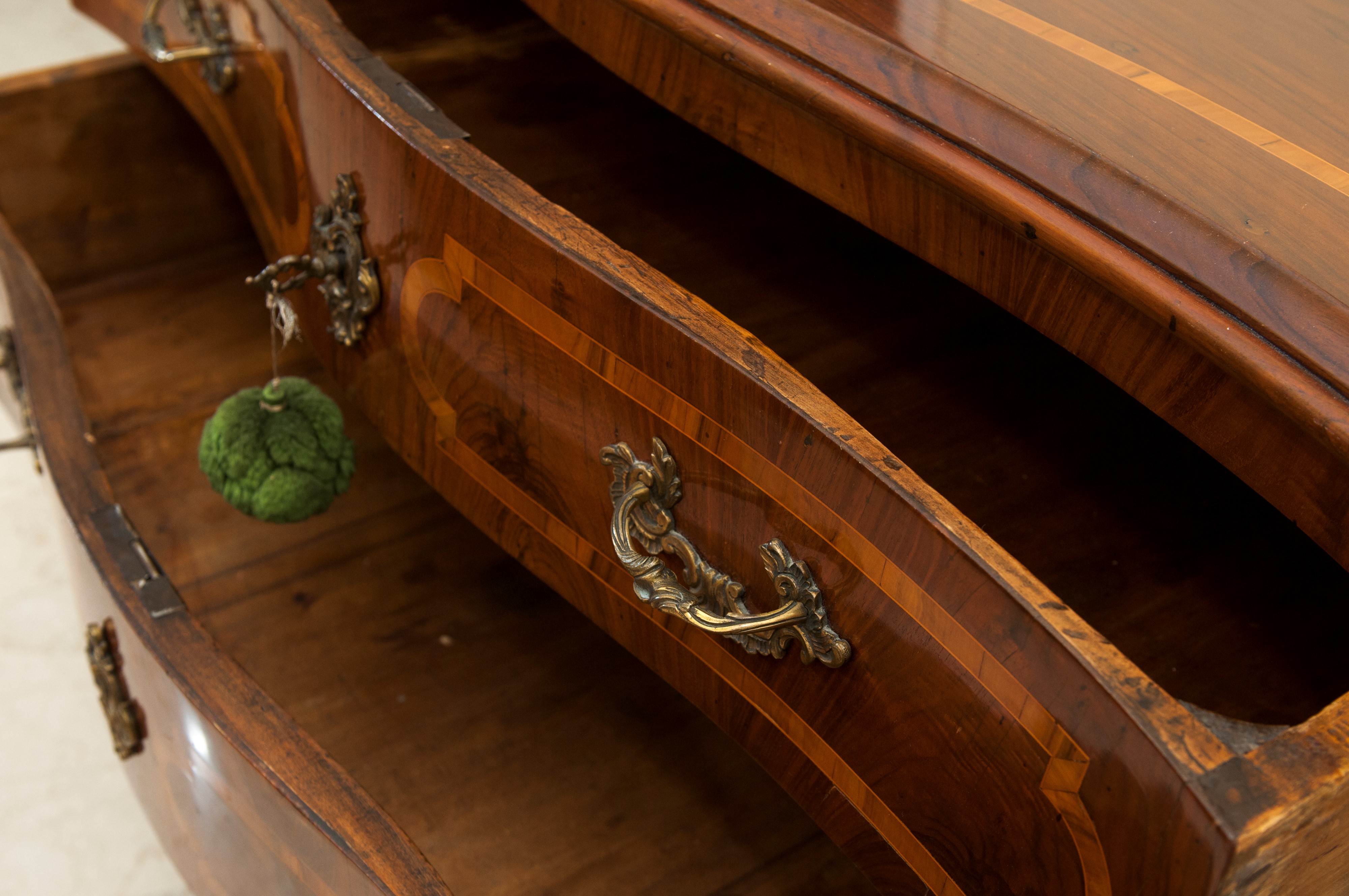 Coppia di cassettoni in legno di noce, XVIII secolo