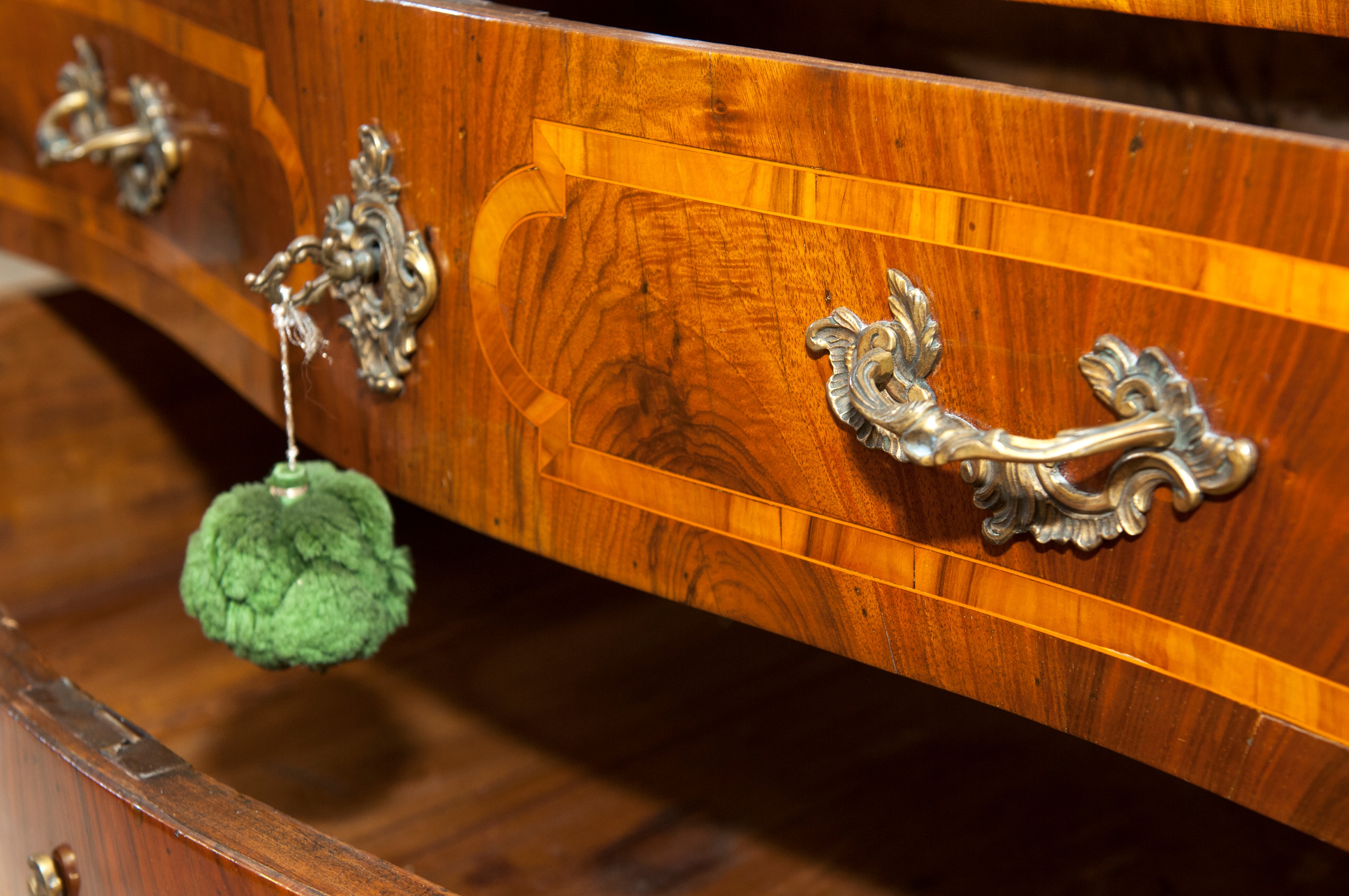 Coppia di cassettoni in legno di noce, XVIII secolo