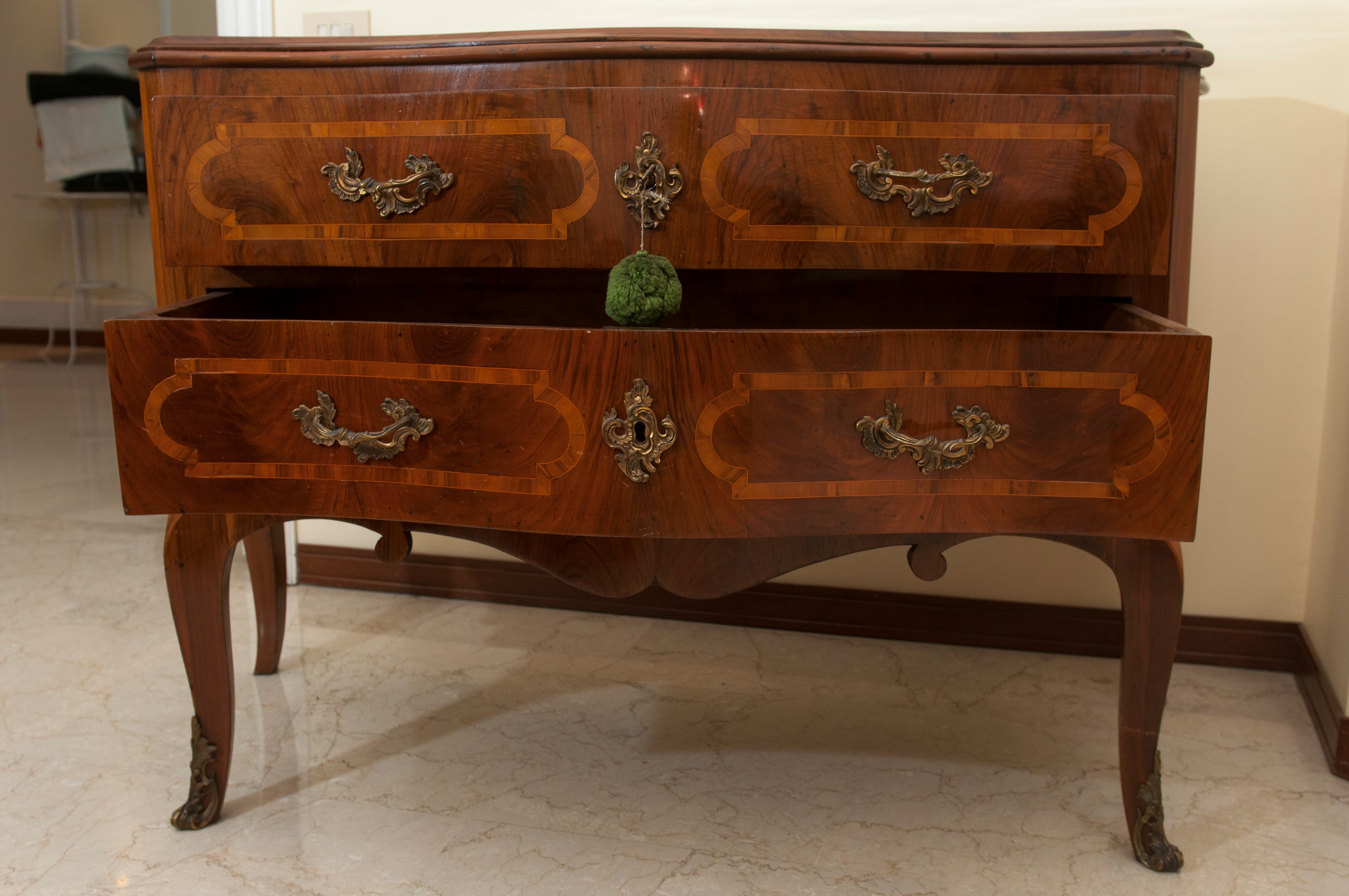 Coppia di cassettoni in legno di noce, XVIII secolo