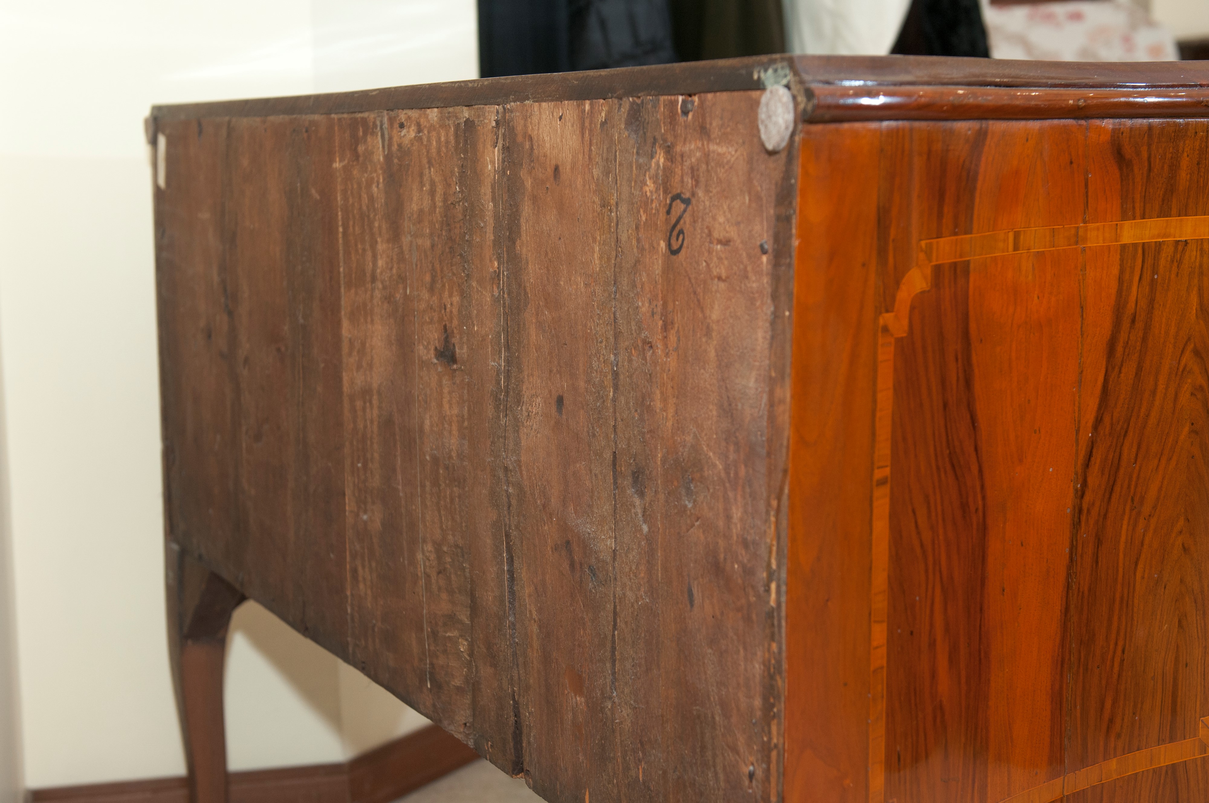 Coppia di cassettoni in legno di noce, XVIII secolo