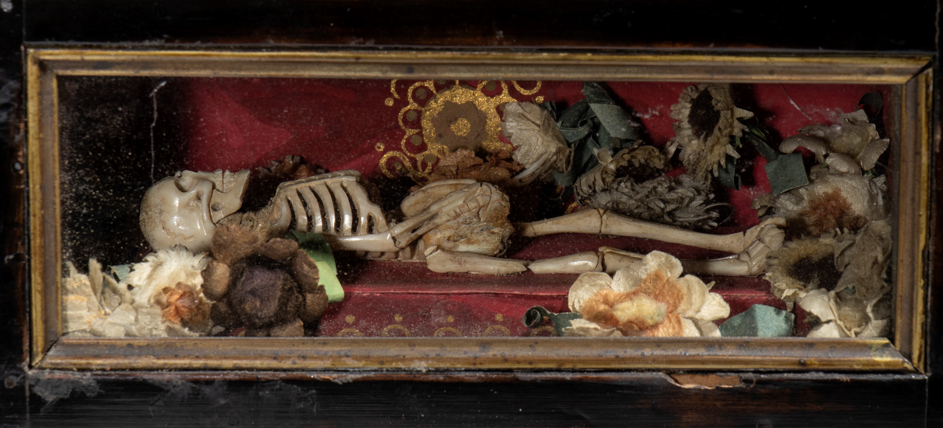 Teca reliquiario con scheletro