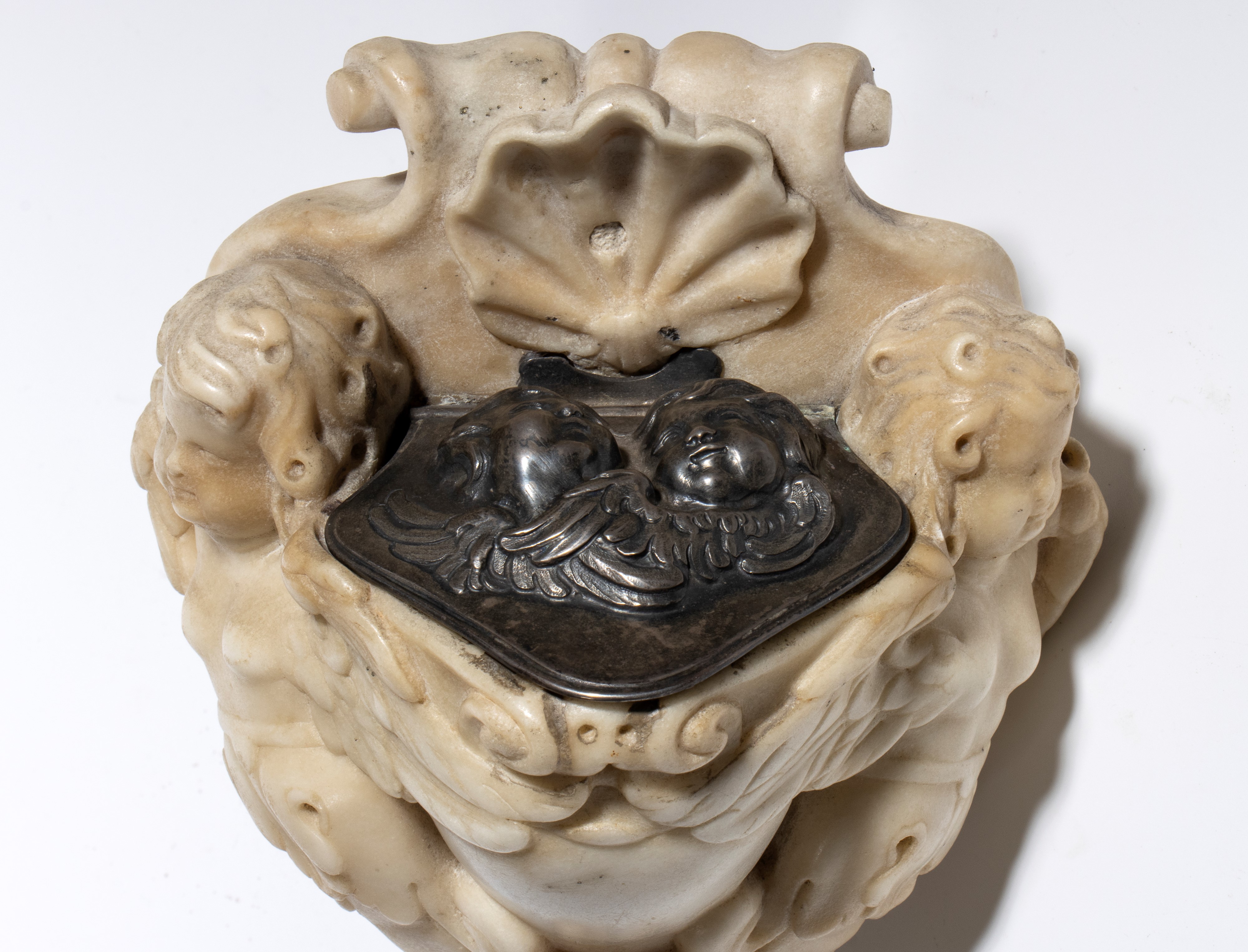 Acquasantiera in marmo