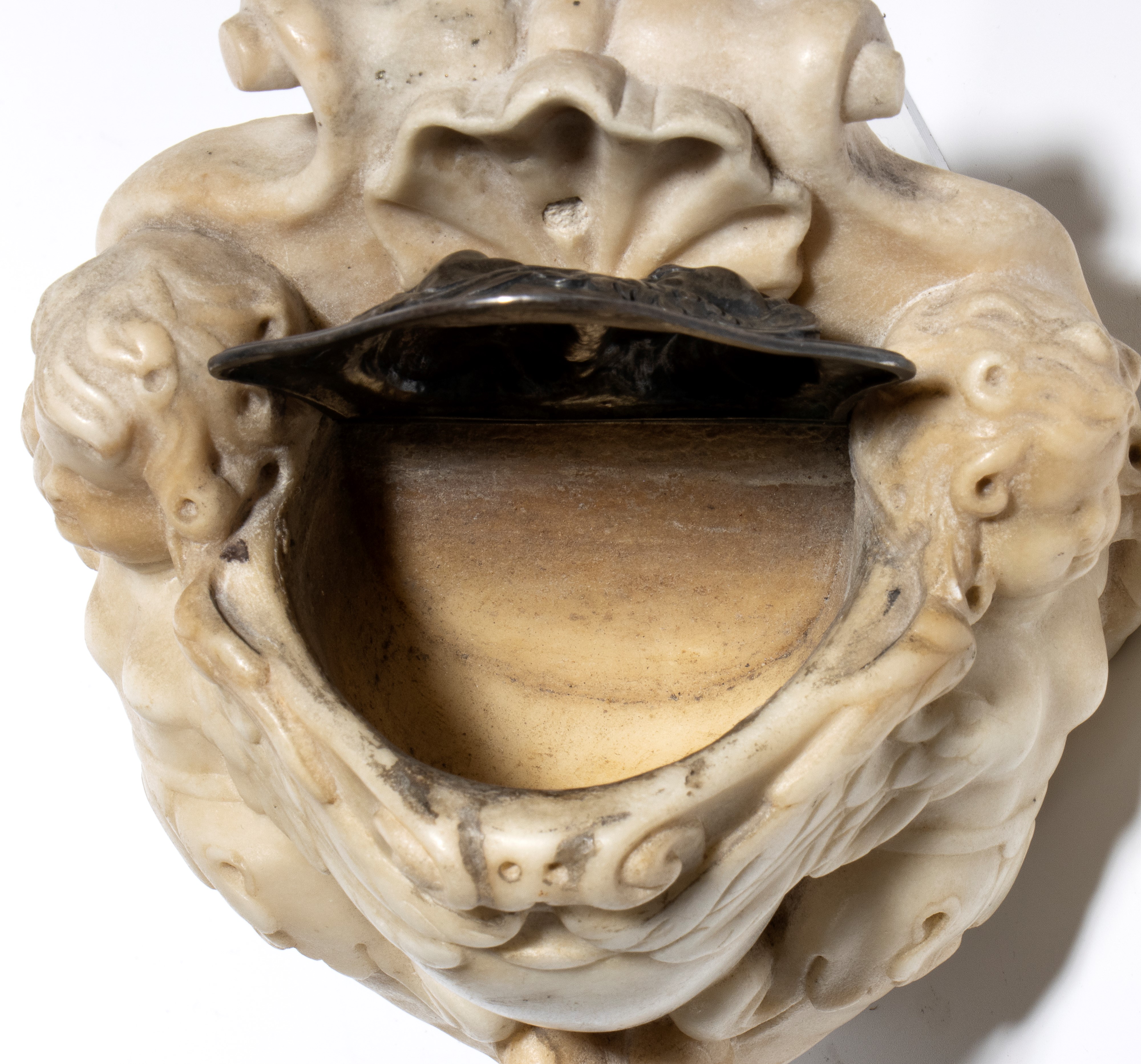 Acquasantiera in marmo