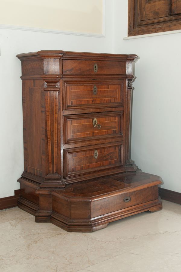 Inginocchiatoio a cinque cassetti in legno di noce