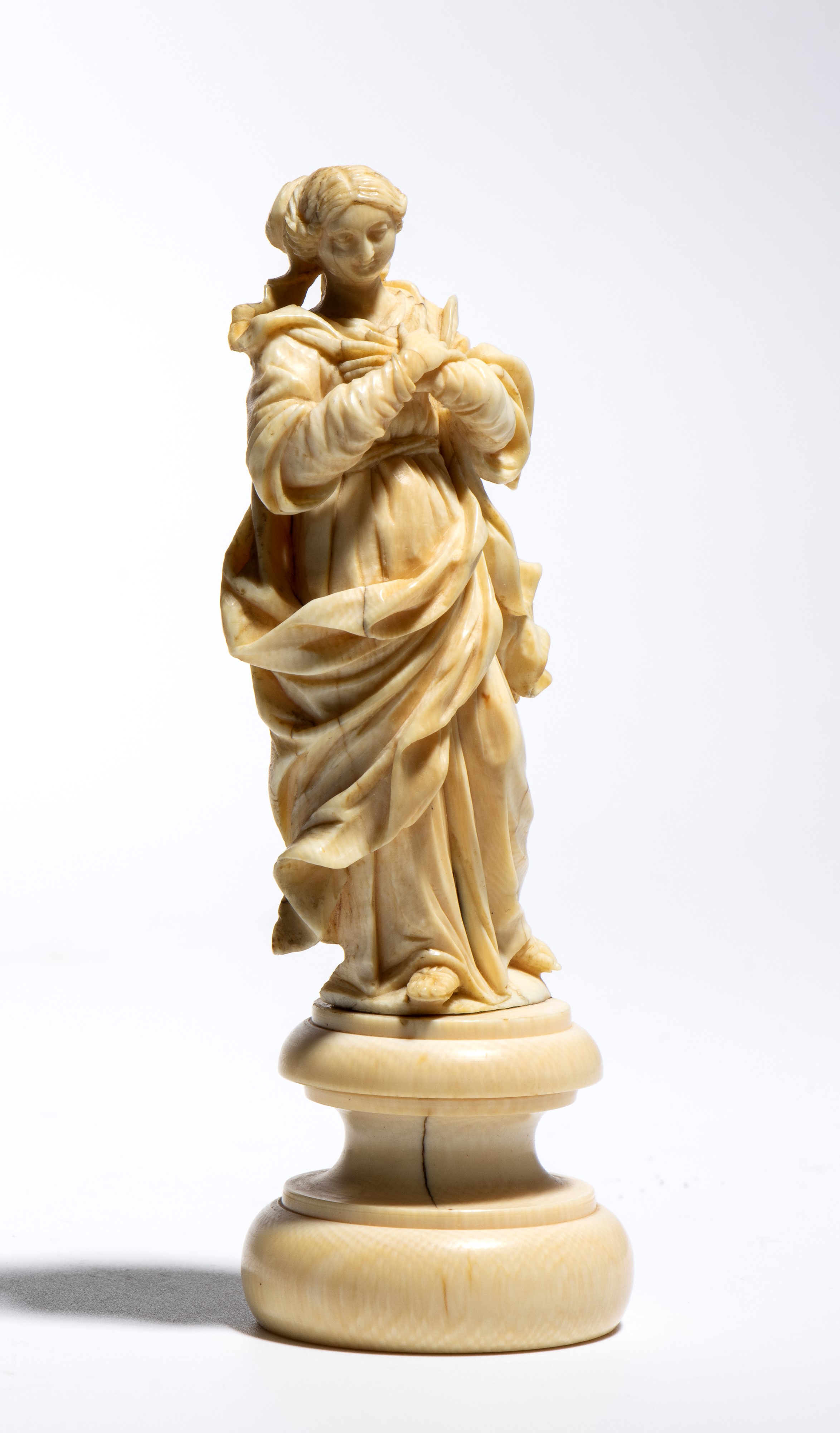 Scultura in avorio raffigurante la Vergine Maria, Sicilia, fine XVII-inizio XVIII secolo