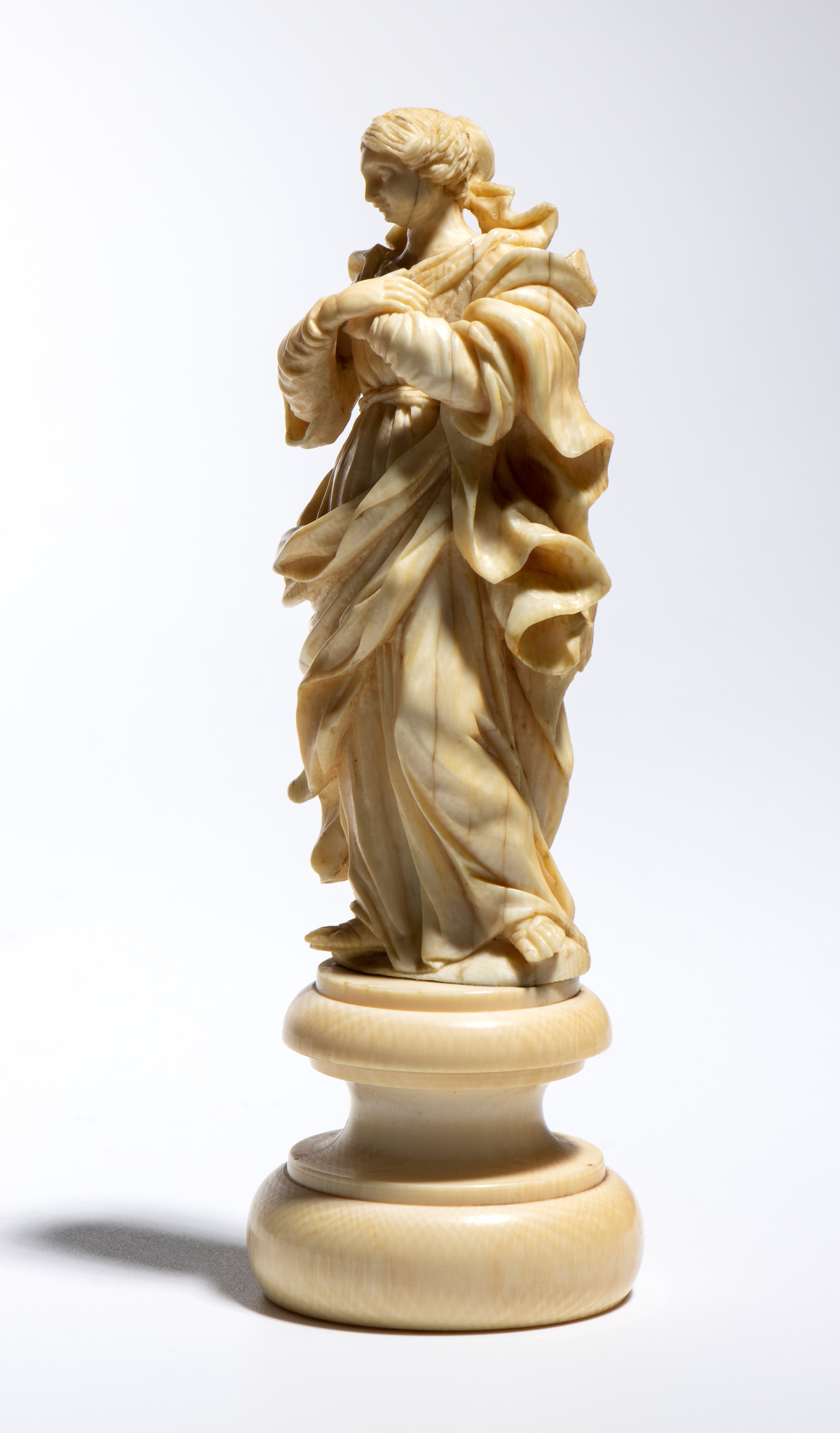 Scultura in avorio raffigurante la Vergine Maria, Sicilia, fine XVII-inizio XVIII secolo