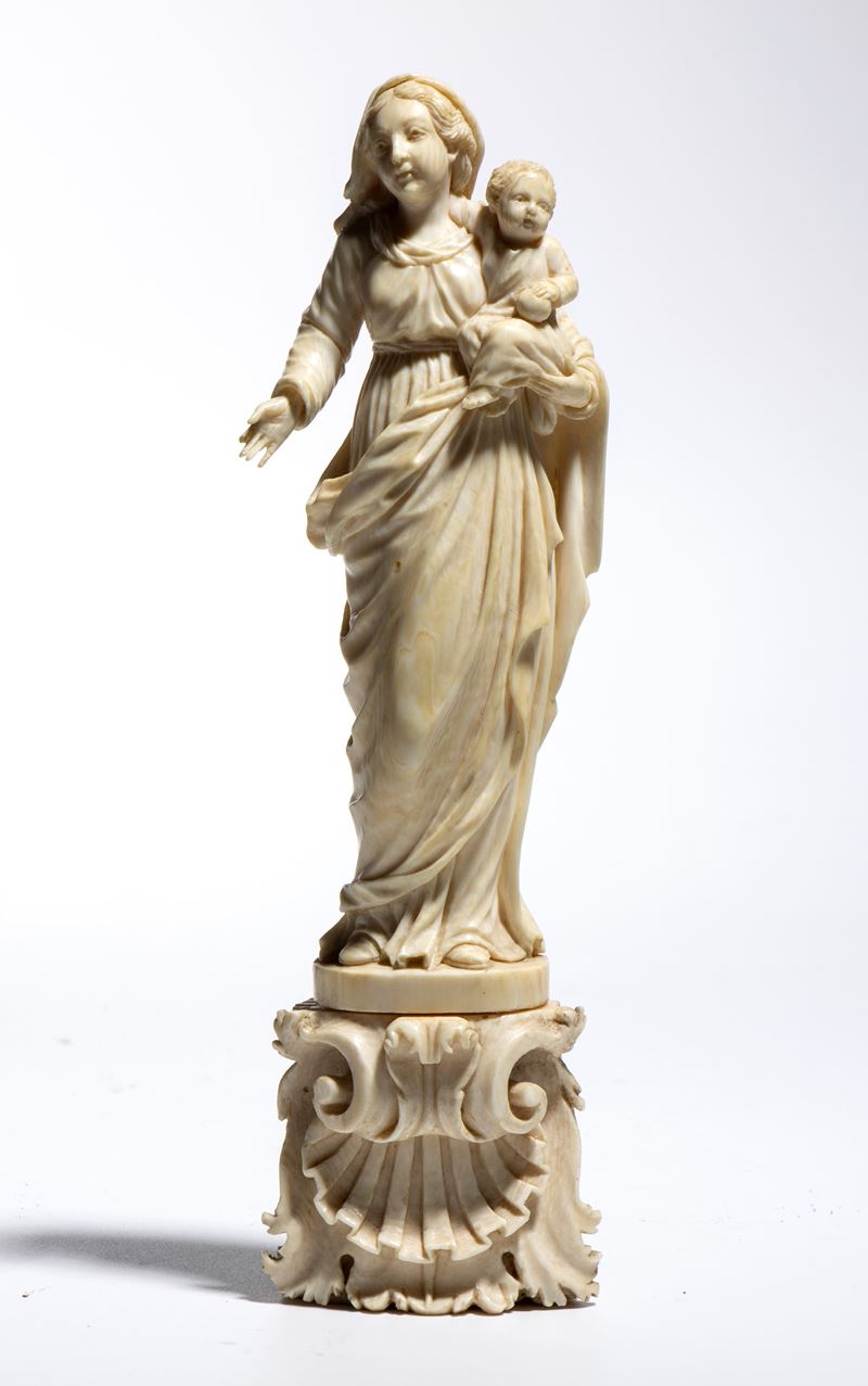 Sicilia, fine XVII - inizio XVIII secolo, Scultura in avorio raffigurante Madonna con Bambino