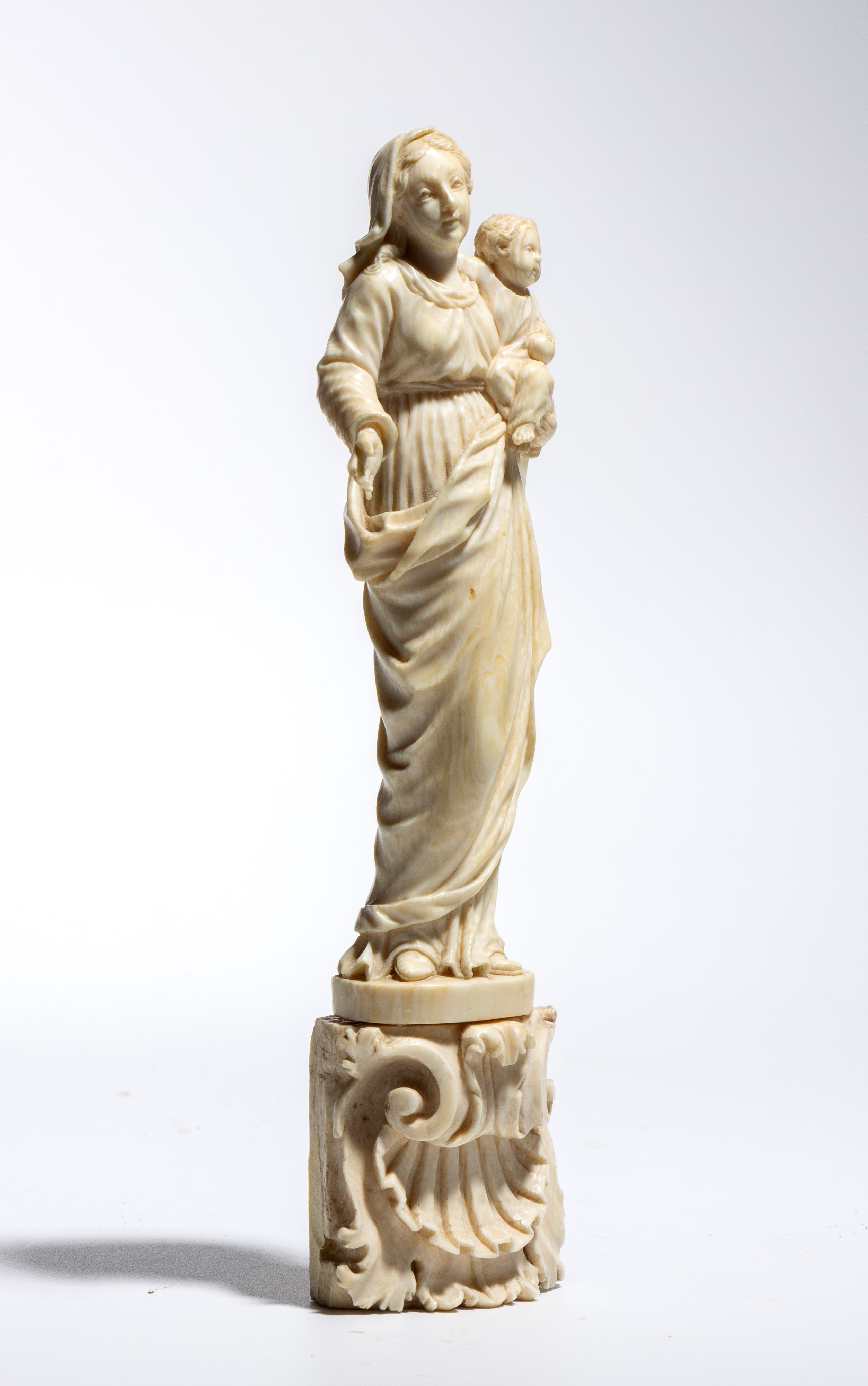 Sicilia, fine XVII - inizio XVIII secolo, Scultura in avorio raffigurante Madonna con Bambino