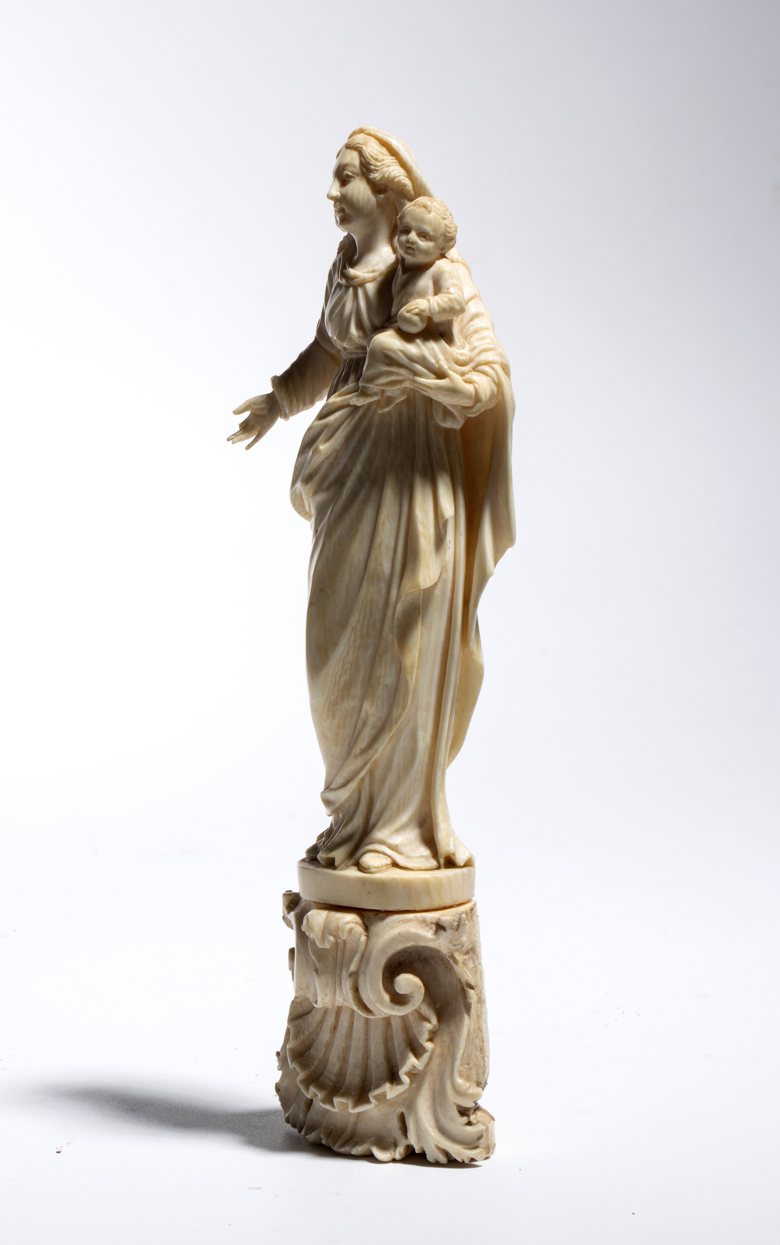 Sicilia, fine XVII - inizio XVIII secolo, Scultura in avorio raffigurante Madonna con Bambino