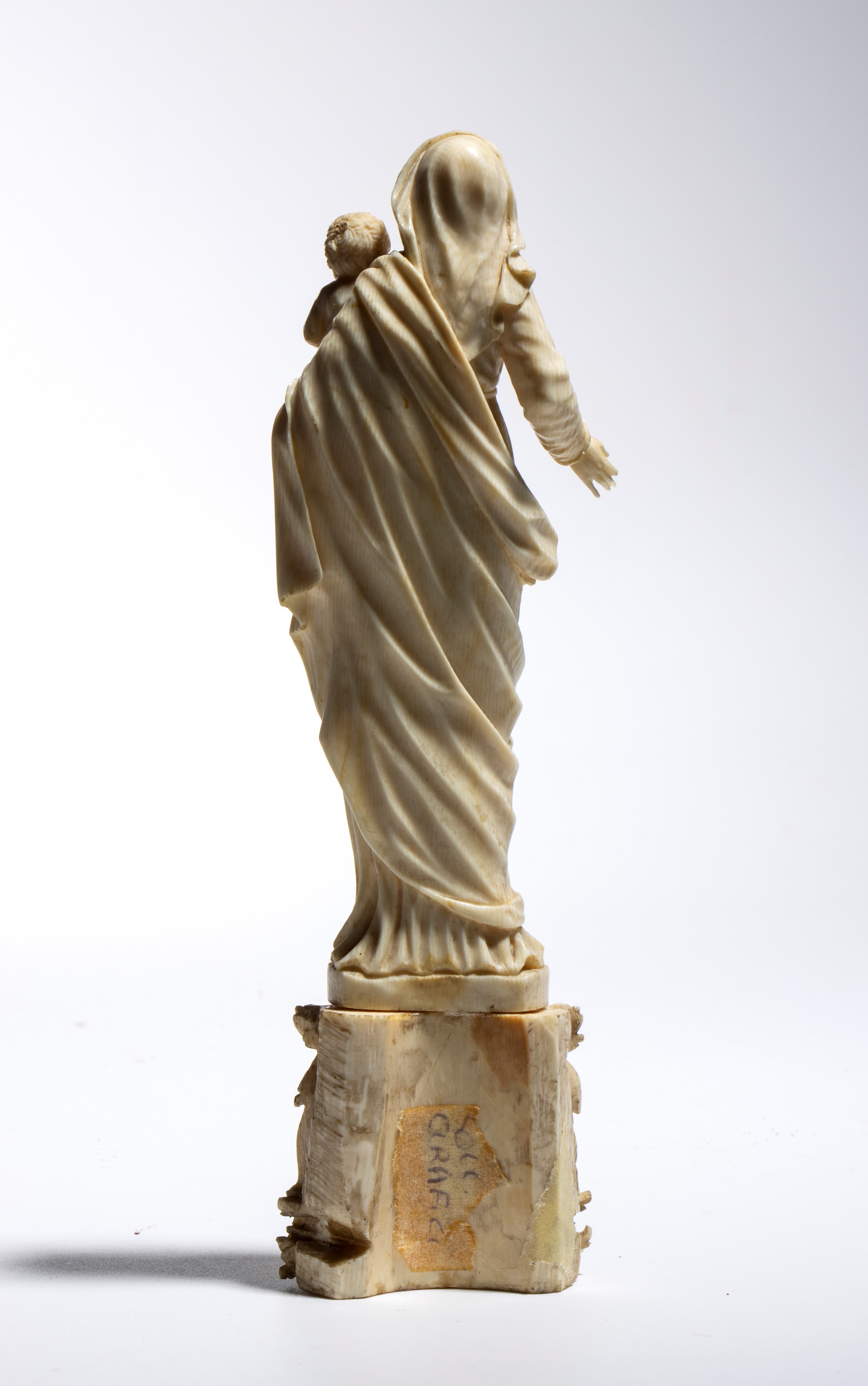 Sicilia, fine XVII - inizio XVIII secolo, Scultura in avorio raffigurante Madonna con Bambino