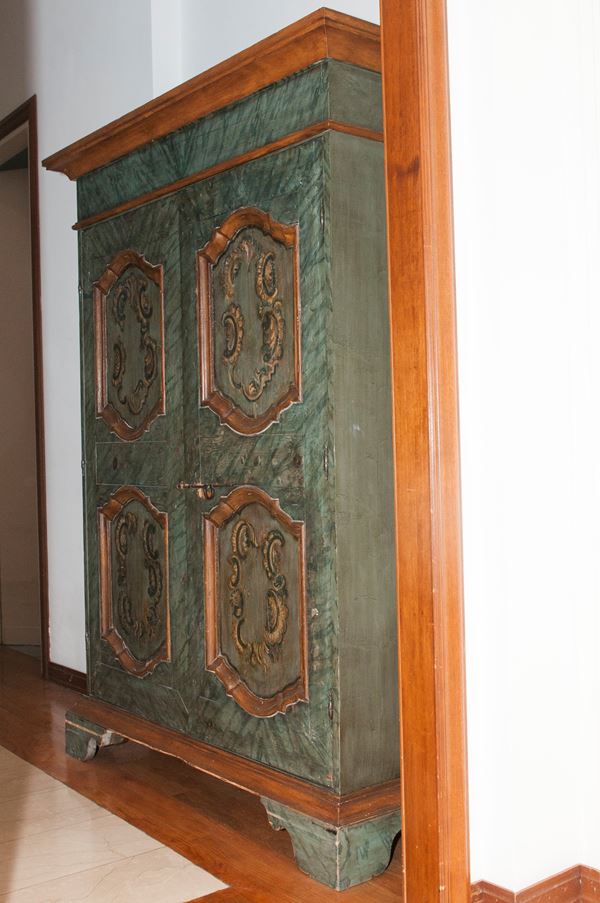 Credenza in legno a lacca verde