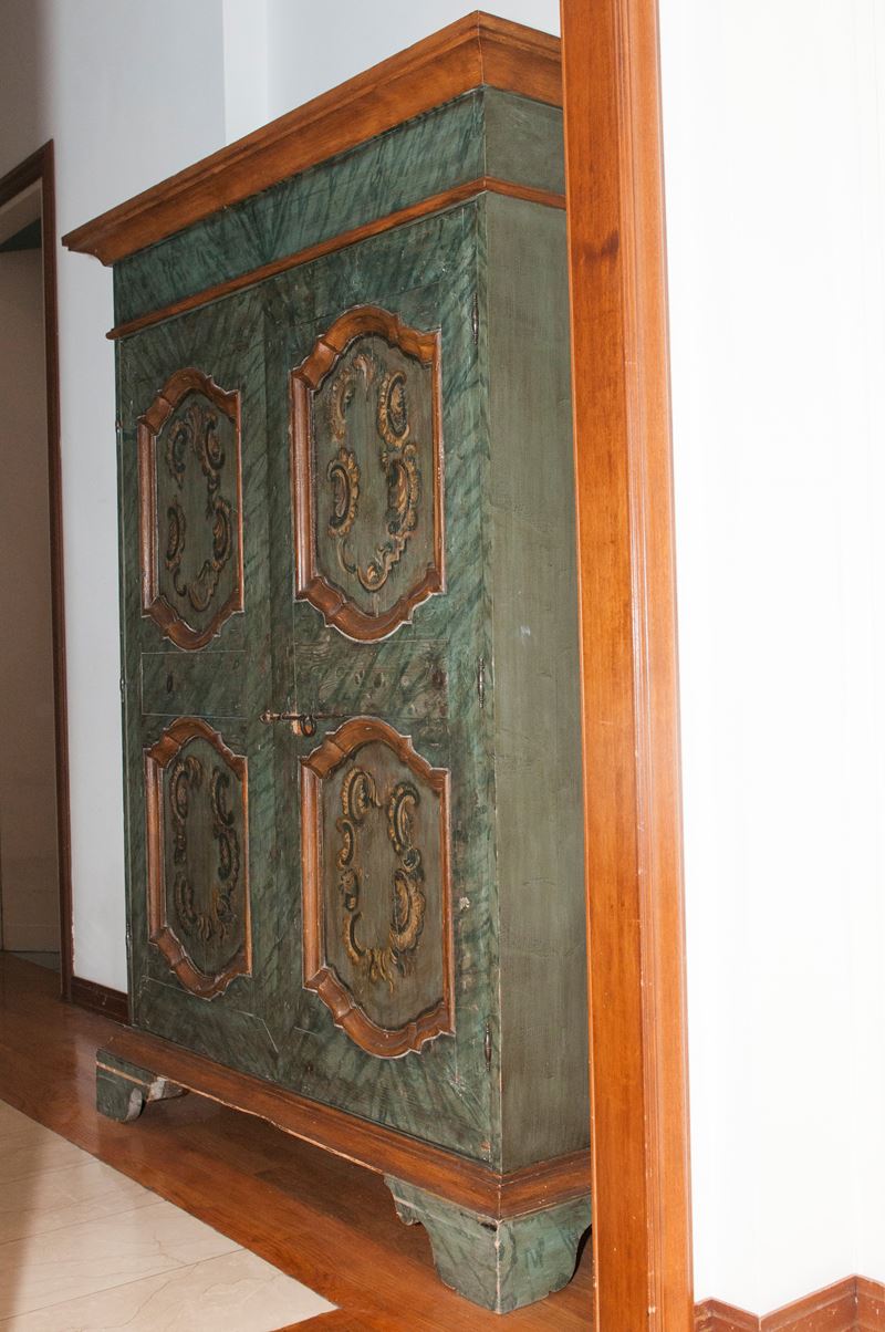 Credenza rettangolare a due sportelli, lacca verde con decoro a roccailes, fine XIX–inizio XX sec...