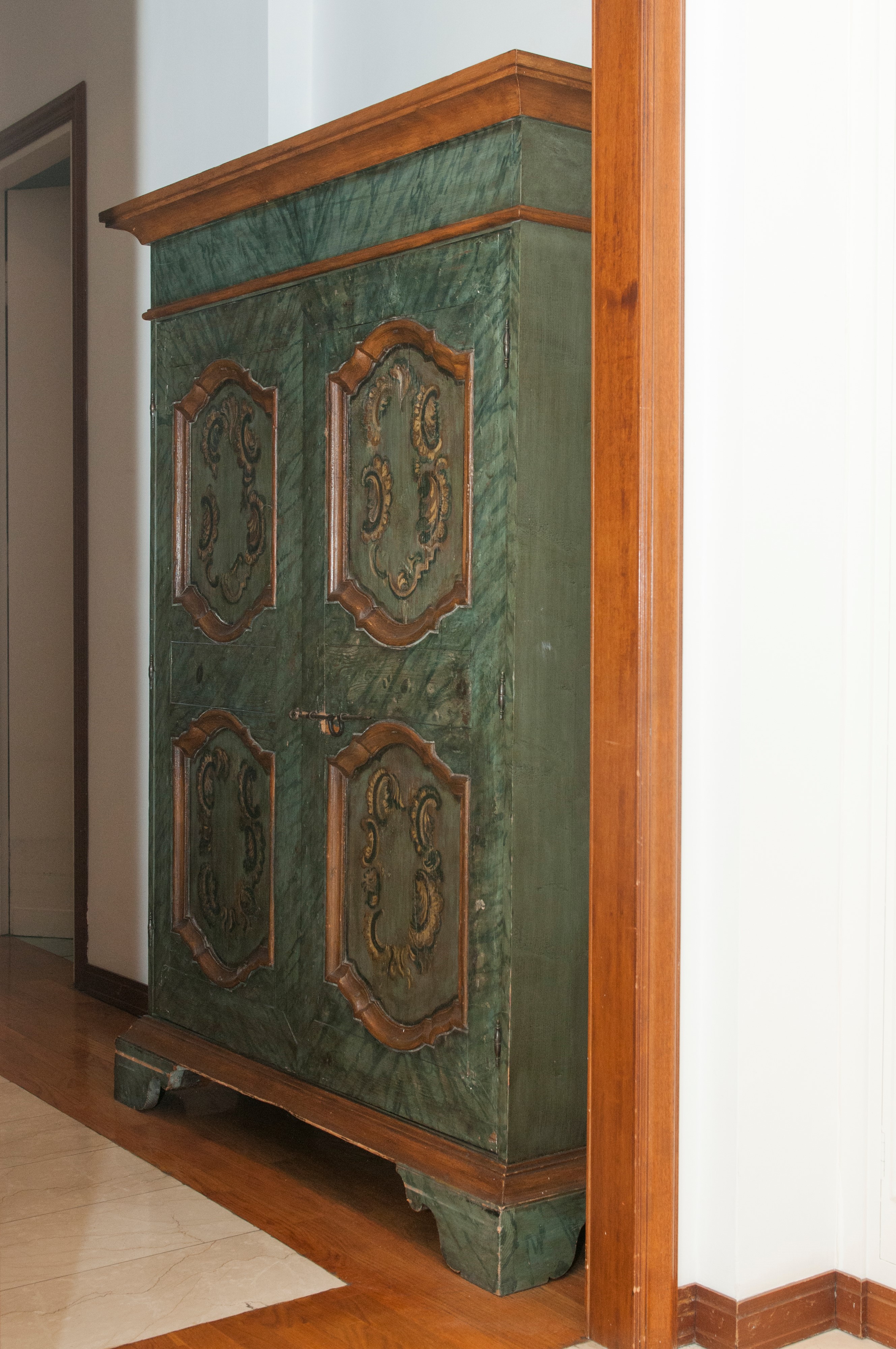 Credenza rettangolare a due sportelli, lacca verde con decoro a roccailes, fine XIX–inizio XX sec...