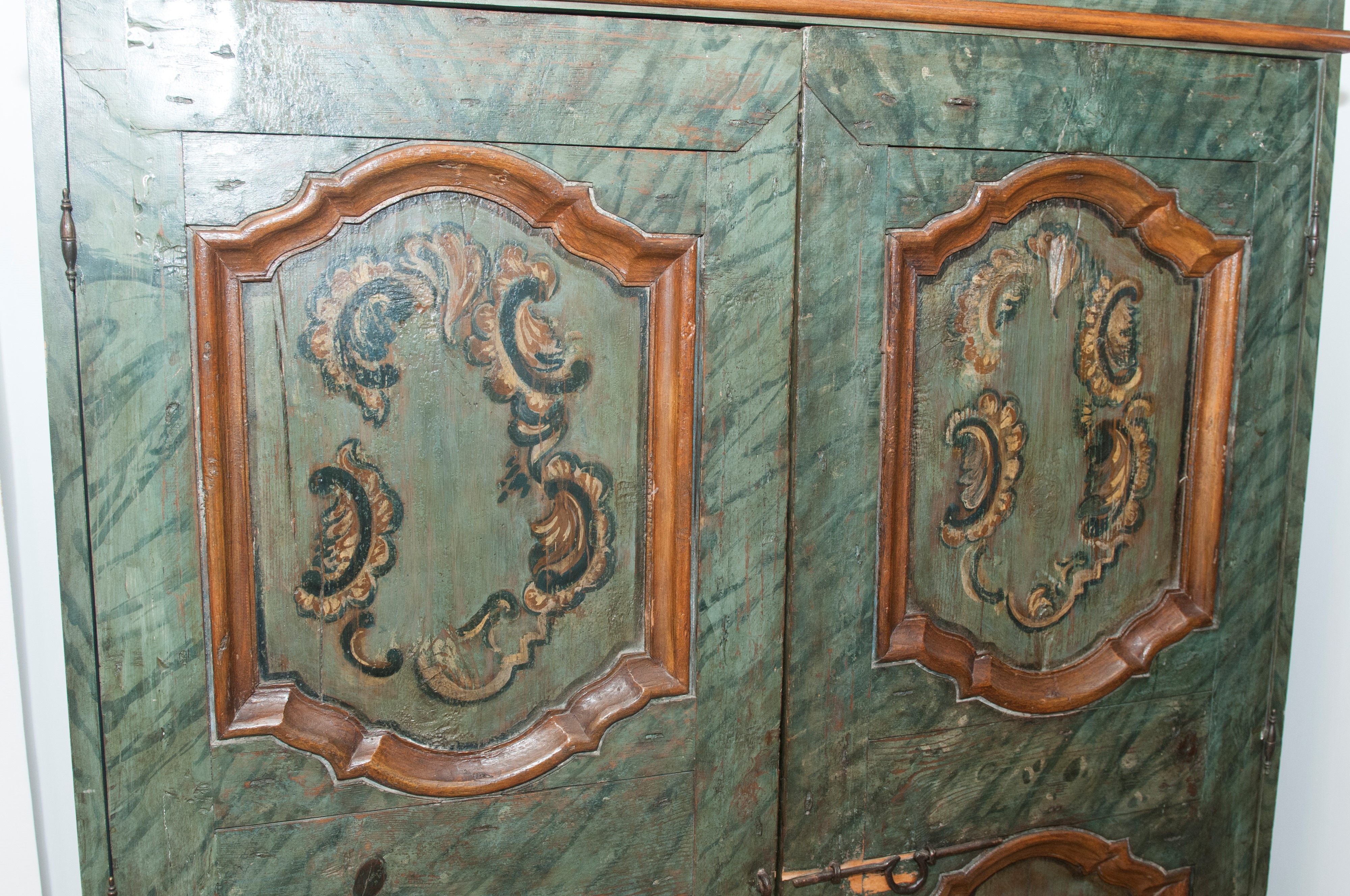 Credenza rettangolare a due sportelli, lacca verde con decoro a roccailes, fine XIX–inizio XX sec...