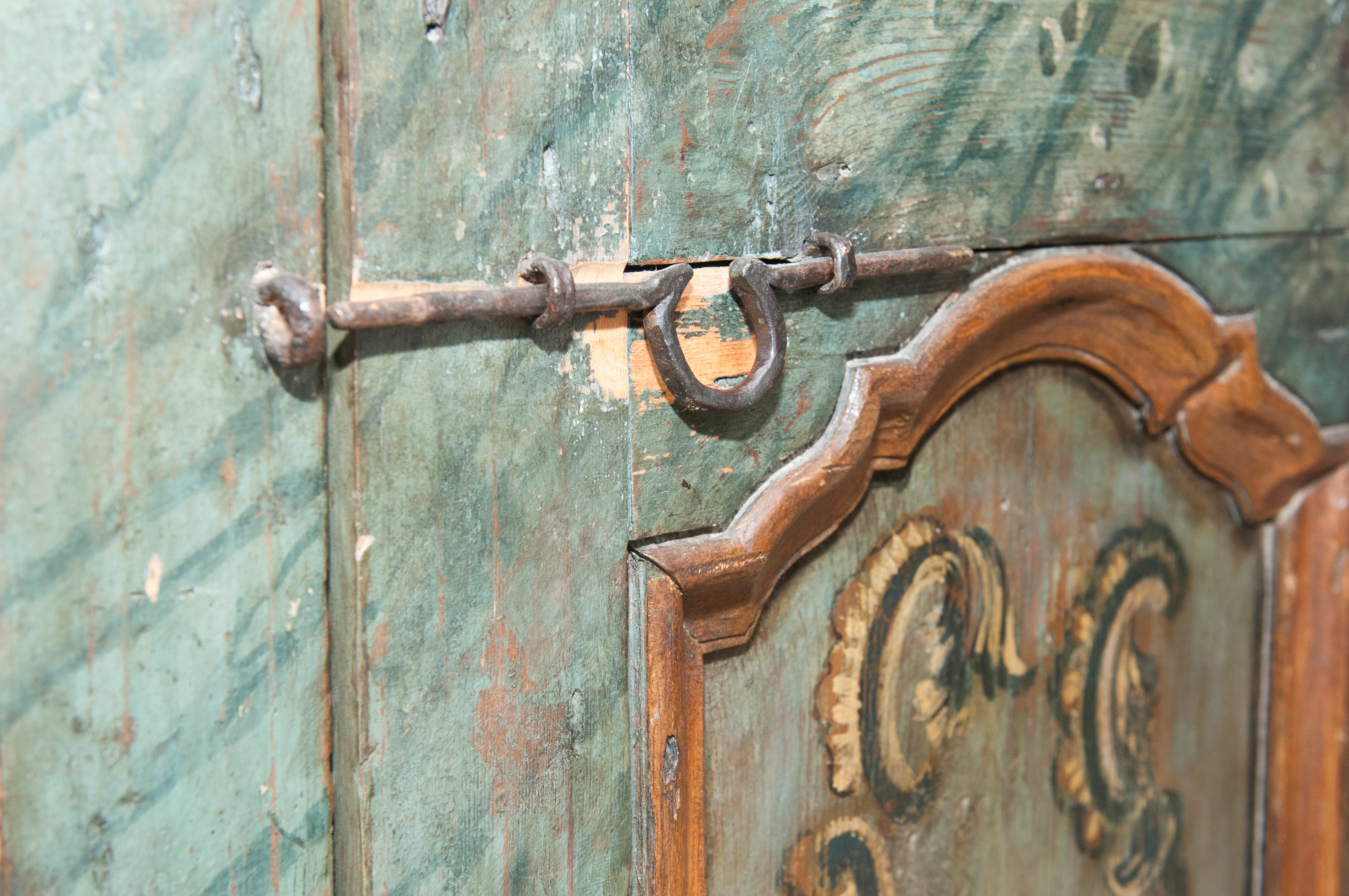 Credenza rettangolare a due sportelli, lacca verde con decoro a roccailes, fine XIX–inizio XX sec...