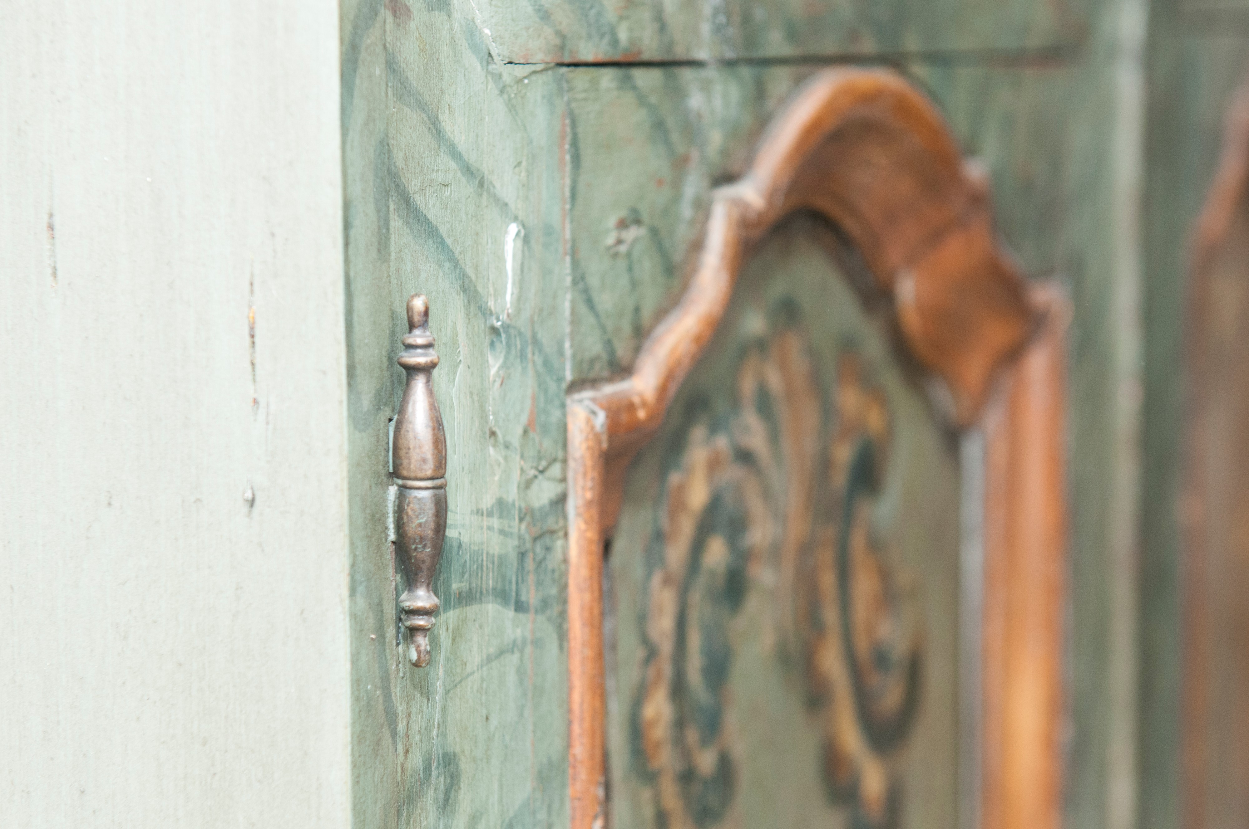 Credenza rettangolare a due sportelli, lacca verde con decoro a roccailes, fine XIX–inizio XX sec...