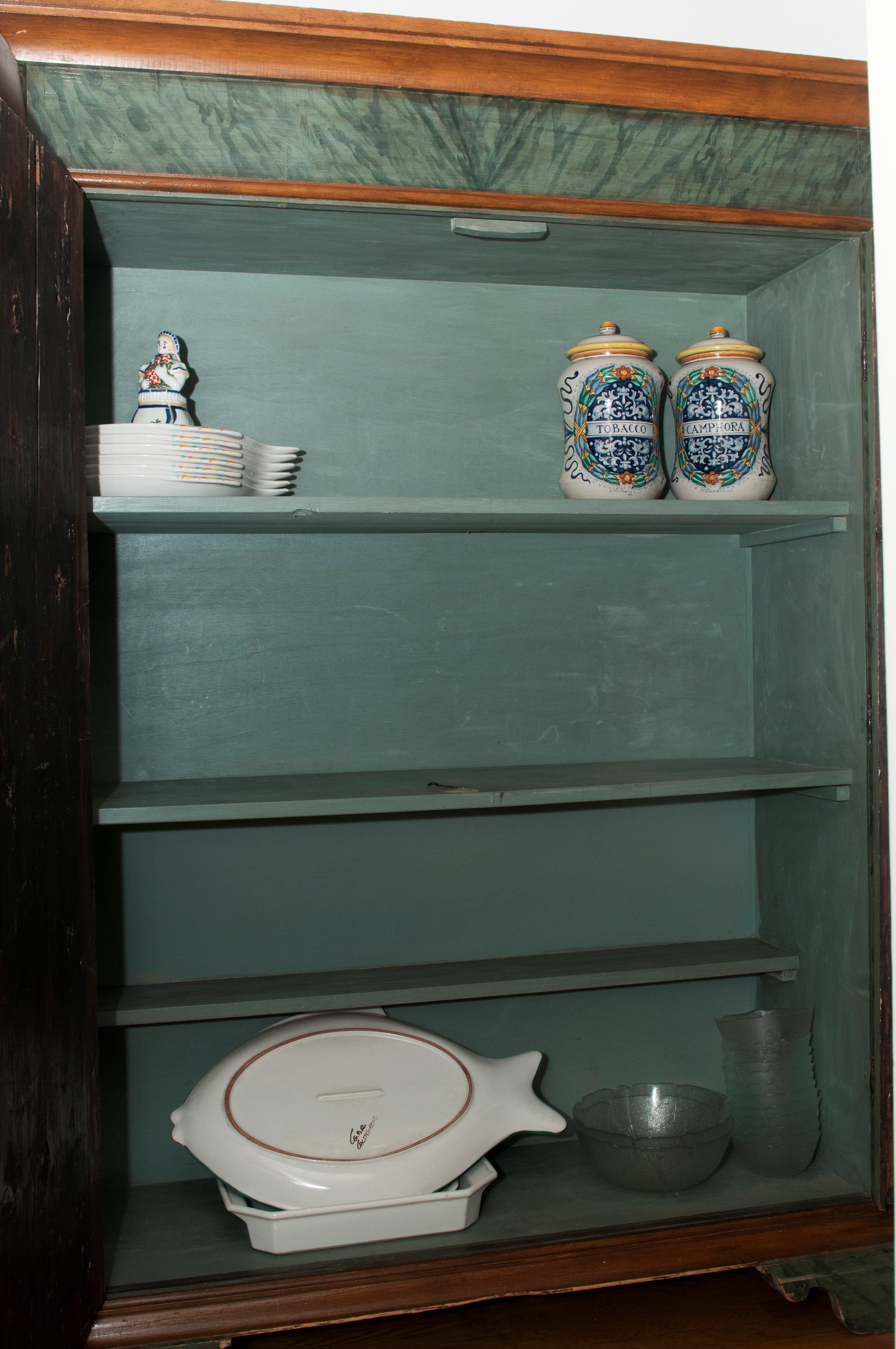 Credenza rettangolare a due sportelli, lacca verde con decoro a roccailes, fine XIX–inizio XX sec...