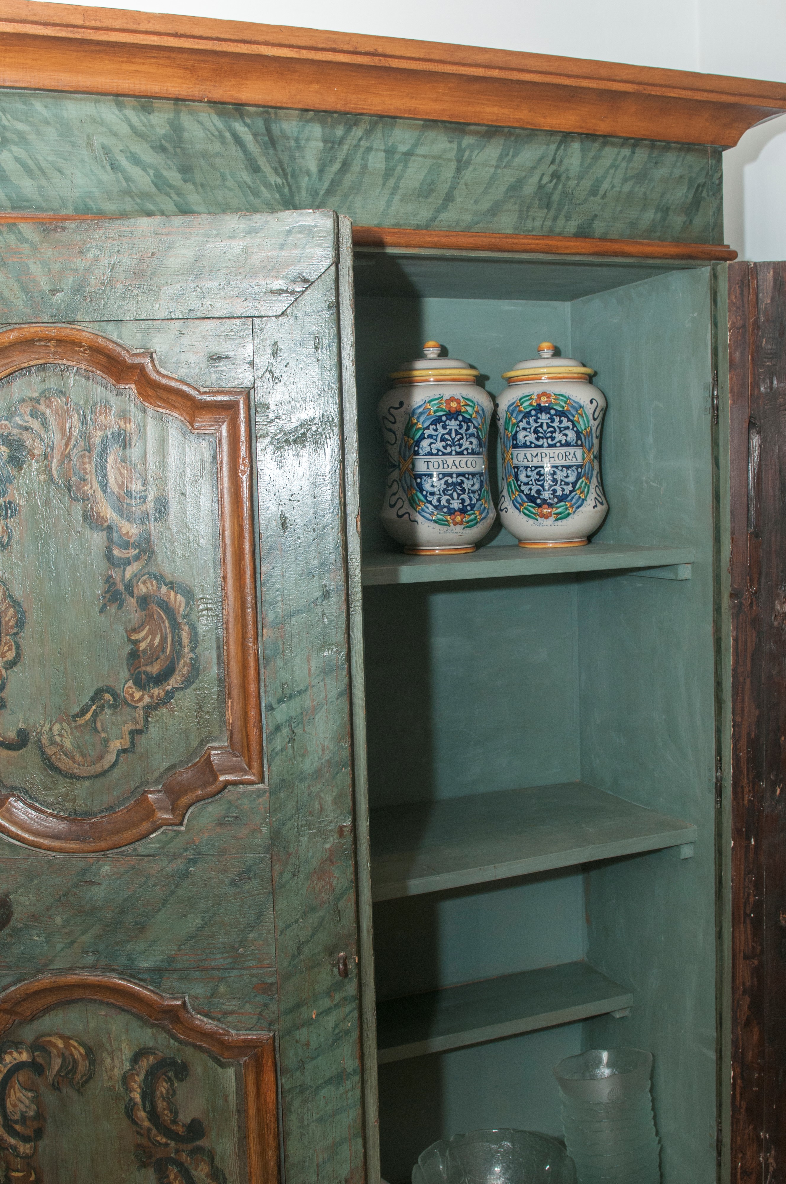 Credenza rettangolare a due sportelli, lacca verde con decoro a roccailes, fine XIX–inizio XX sec...