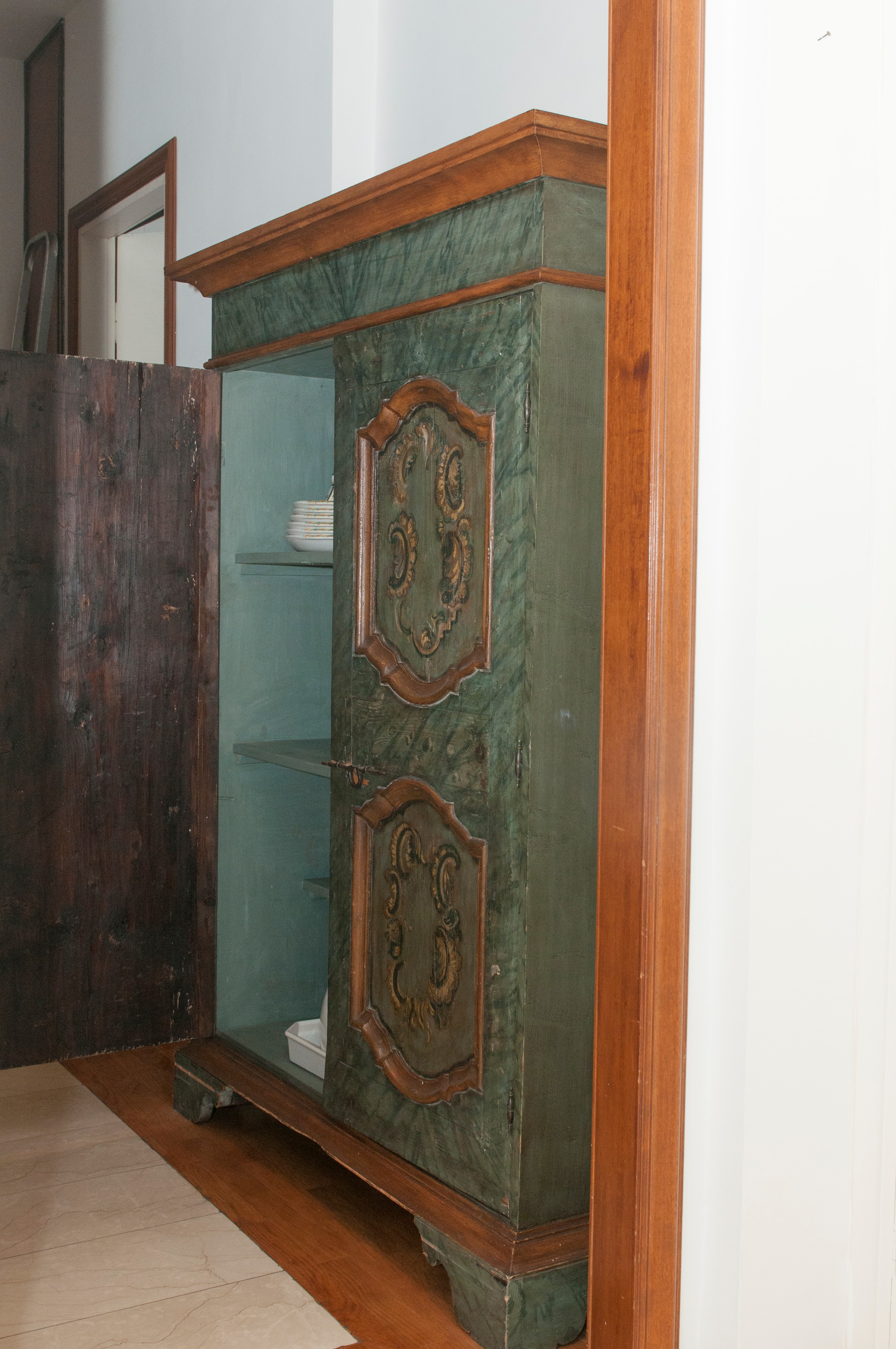 Credenza rettangolare a due sportelli, lacca verde con decoro a roccailes, fine XIX–inizio XX sec...