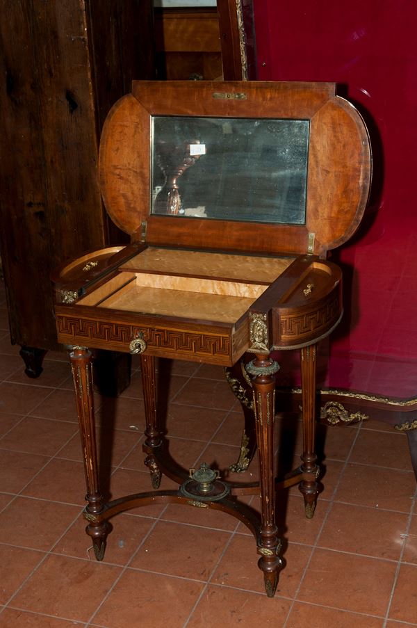 Toiletta da camera di forma rettangolare