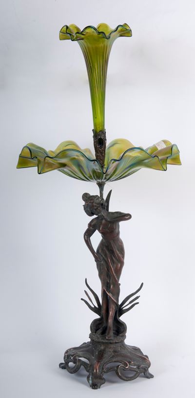 Scultore Francese, Centrotavola in bronzo con figura femminile e tulipaniera in vetro verde