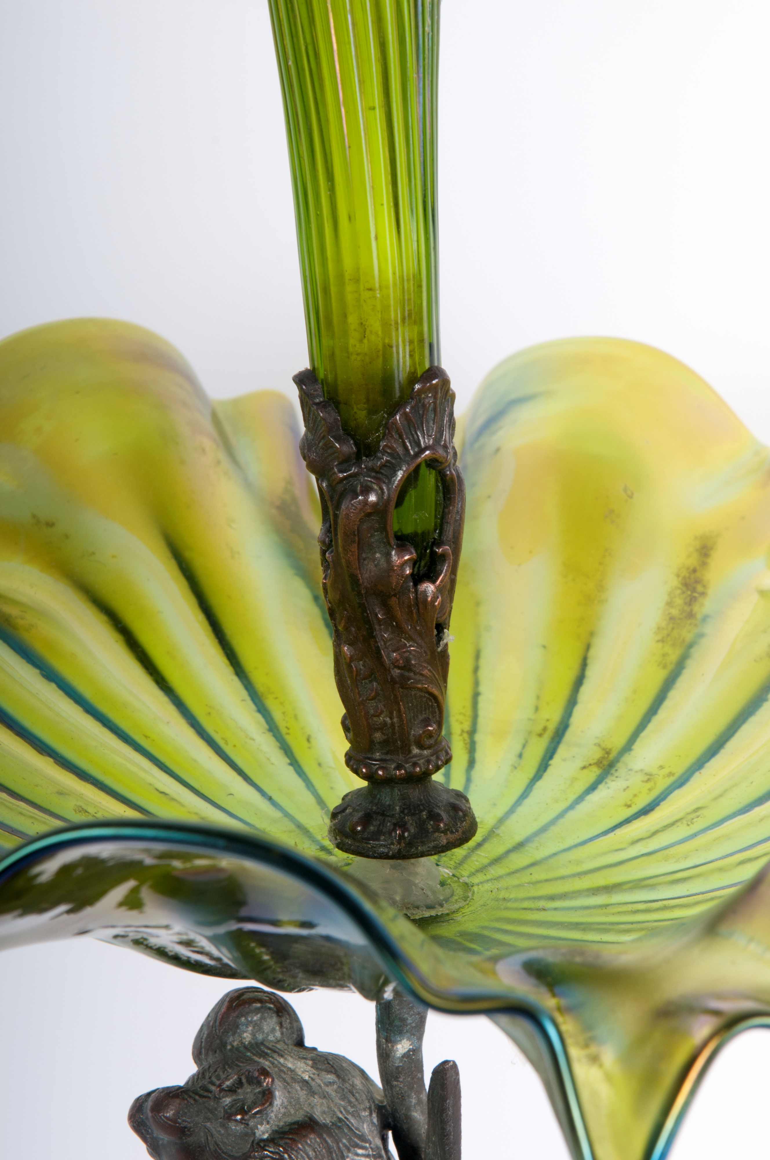 Scultore Francese, Centrotavola in bronzo con figura femminile e tulipaniera in vetro verde