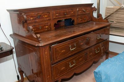 Cassettone con alzata in mogano, Olanda, XVIII secolo