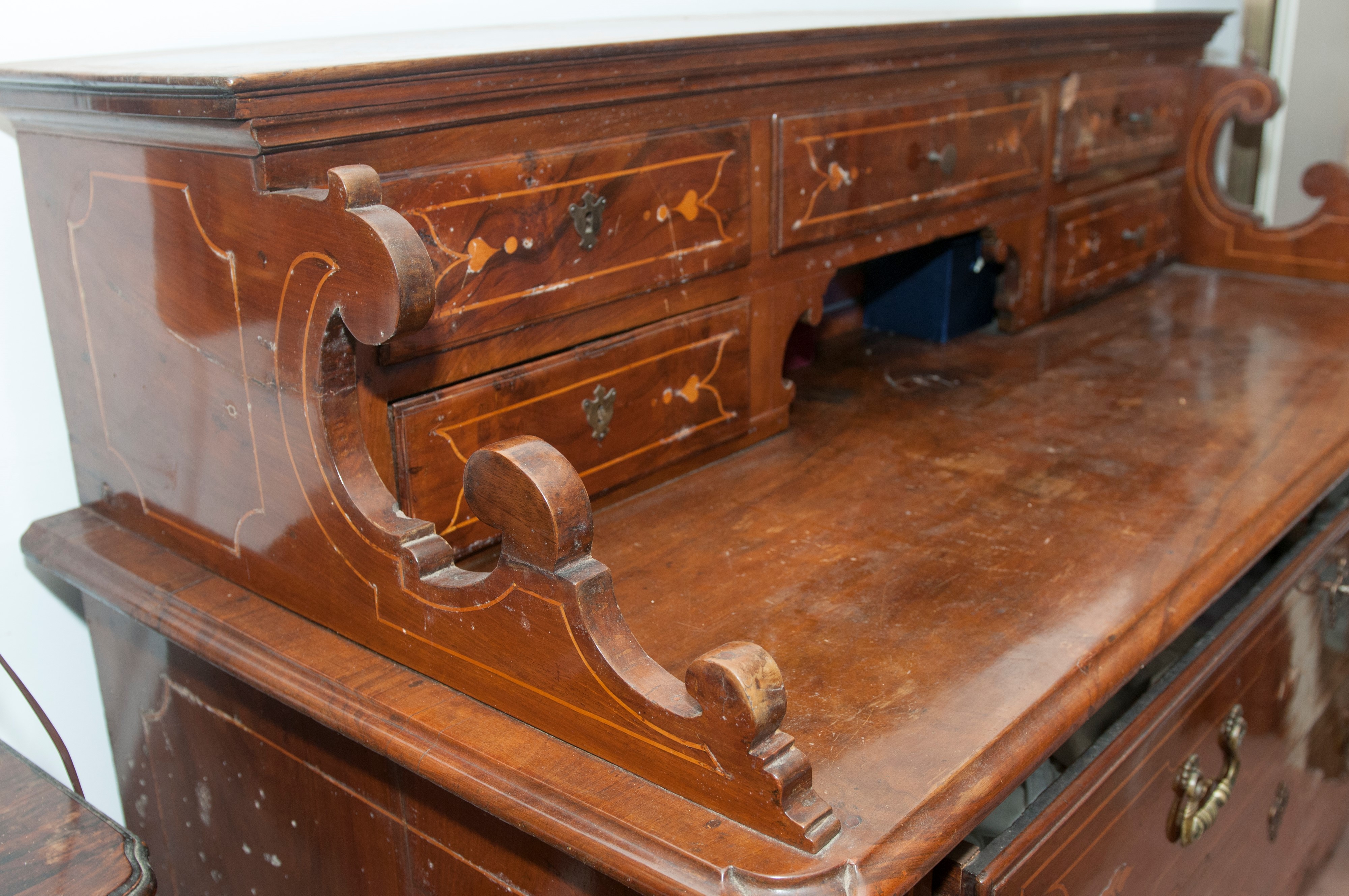 Cassettone con alzata in mogano, Olanda, XVIII secolo