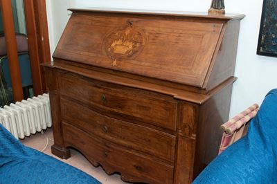 Cassettone in legno di noce con ribalta, XVIII secolo