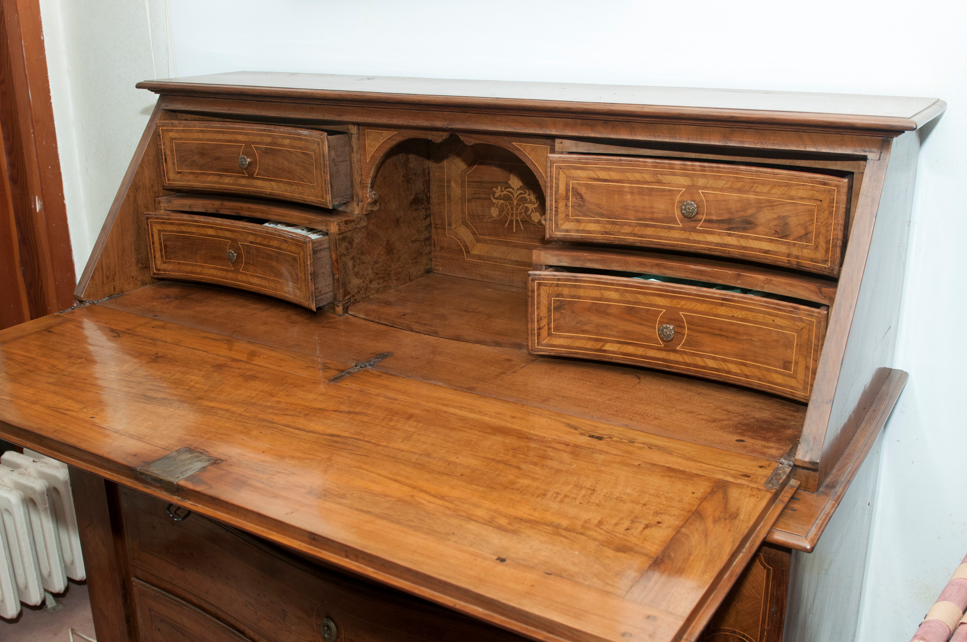 Cassettone in legno di noce con ribalta, XVIII secolo