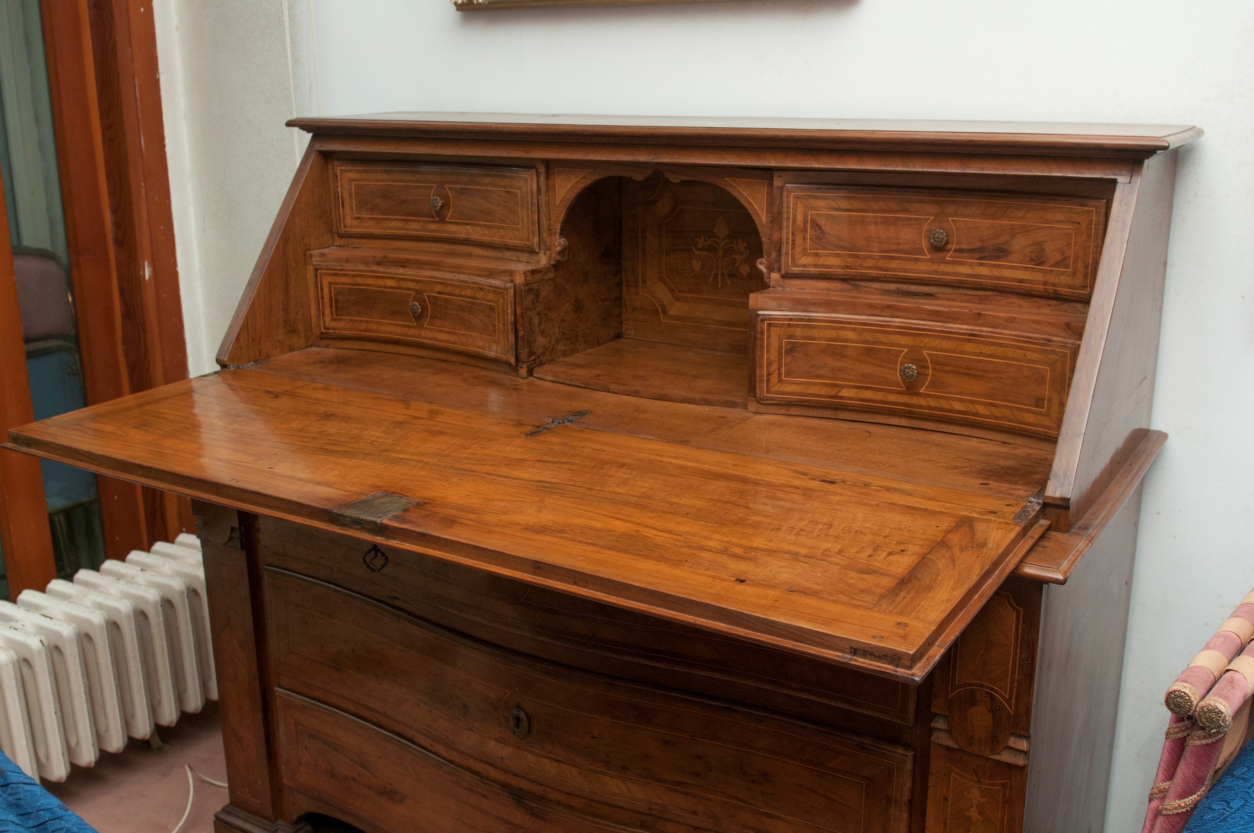 Cassettone in legno di noce con ribalta, XVIII secolo