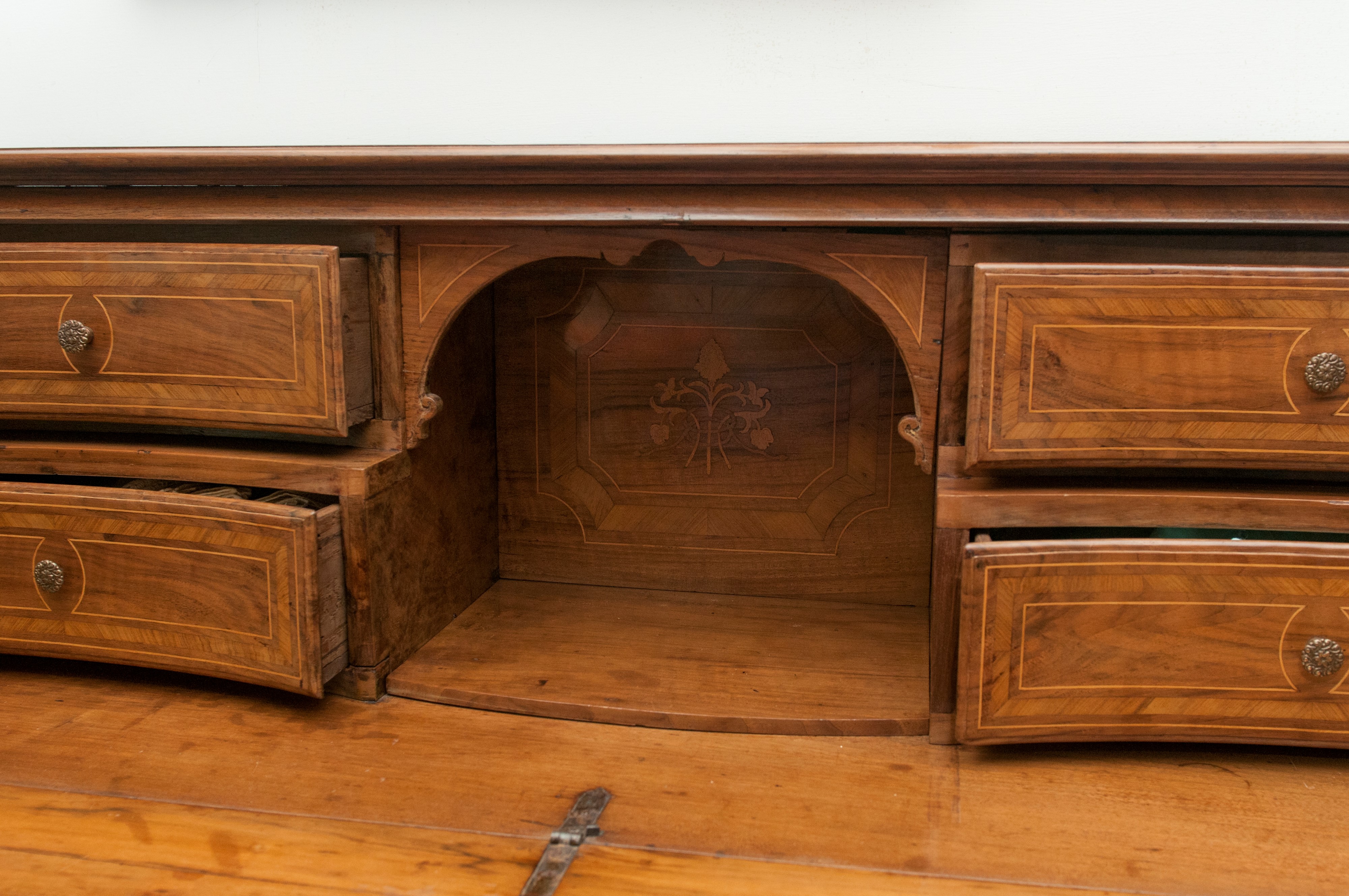 Cassettone in legno di noce con ribalta, XVIII secolo