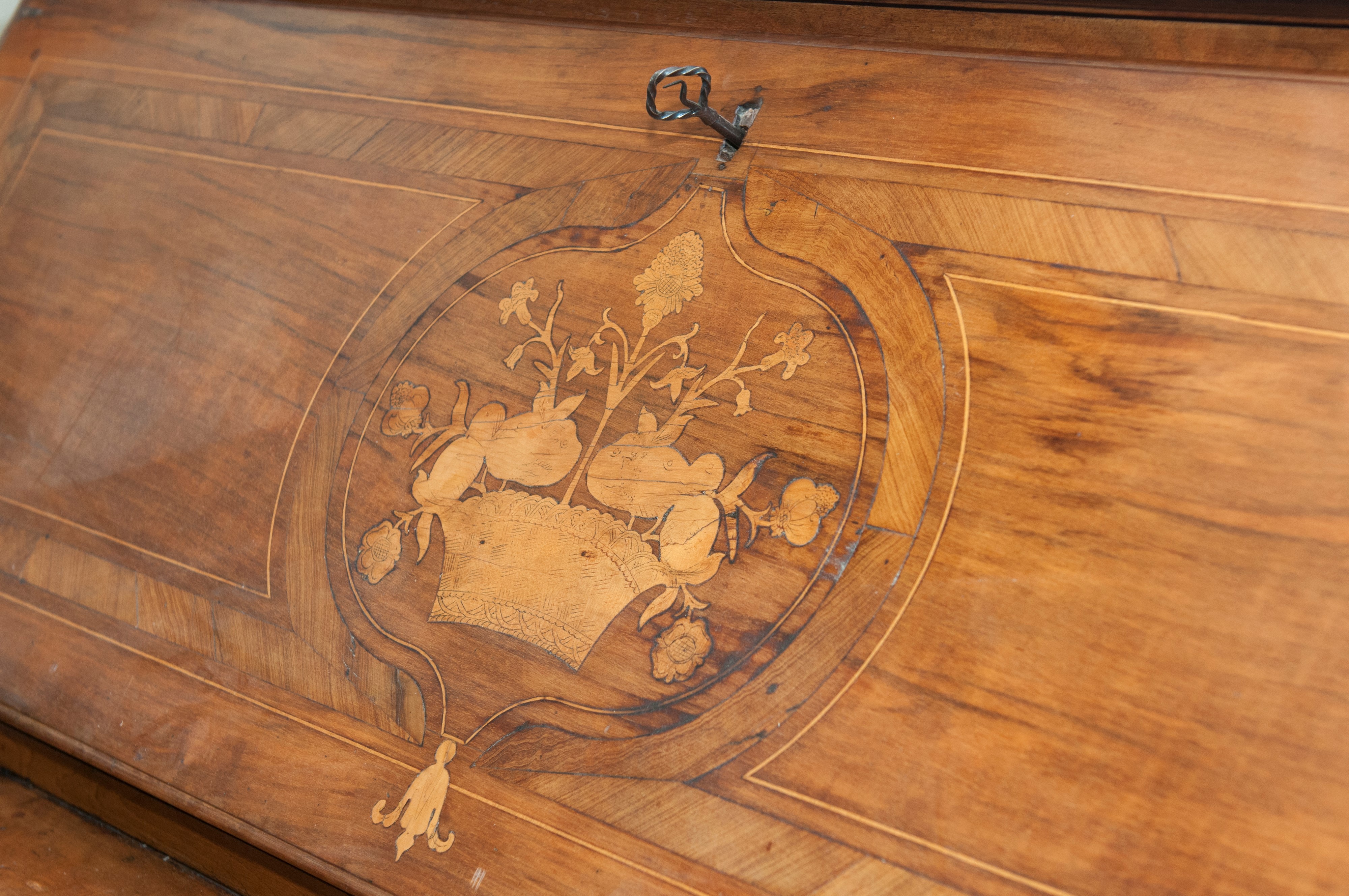 Cassettone in legno di noce con ribalta, XVIII secolo