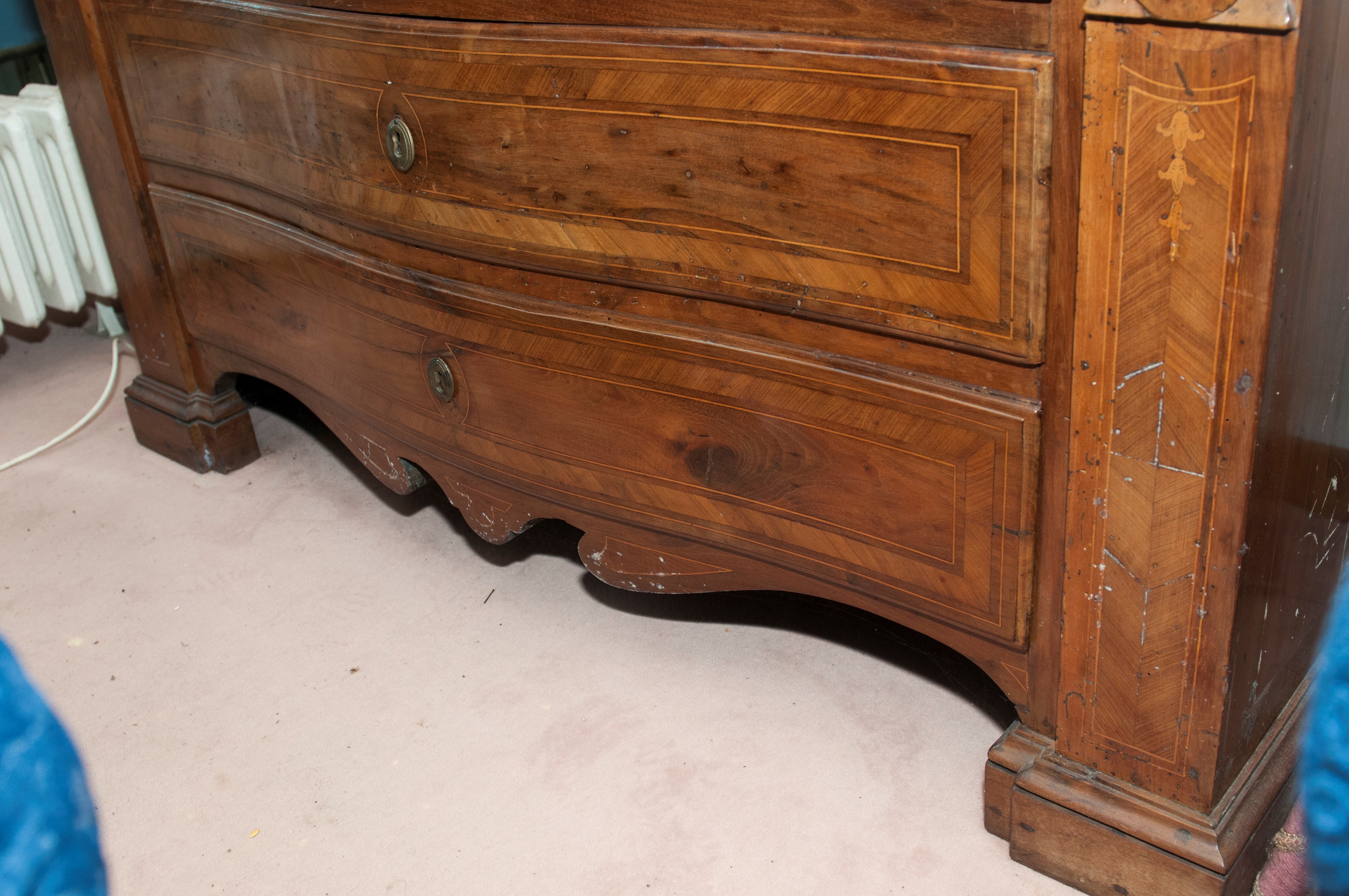 Cassettone in legno di noce con ribalta, XVIII secolo