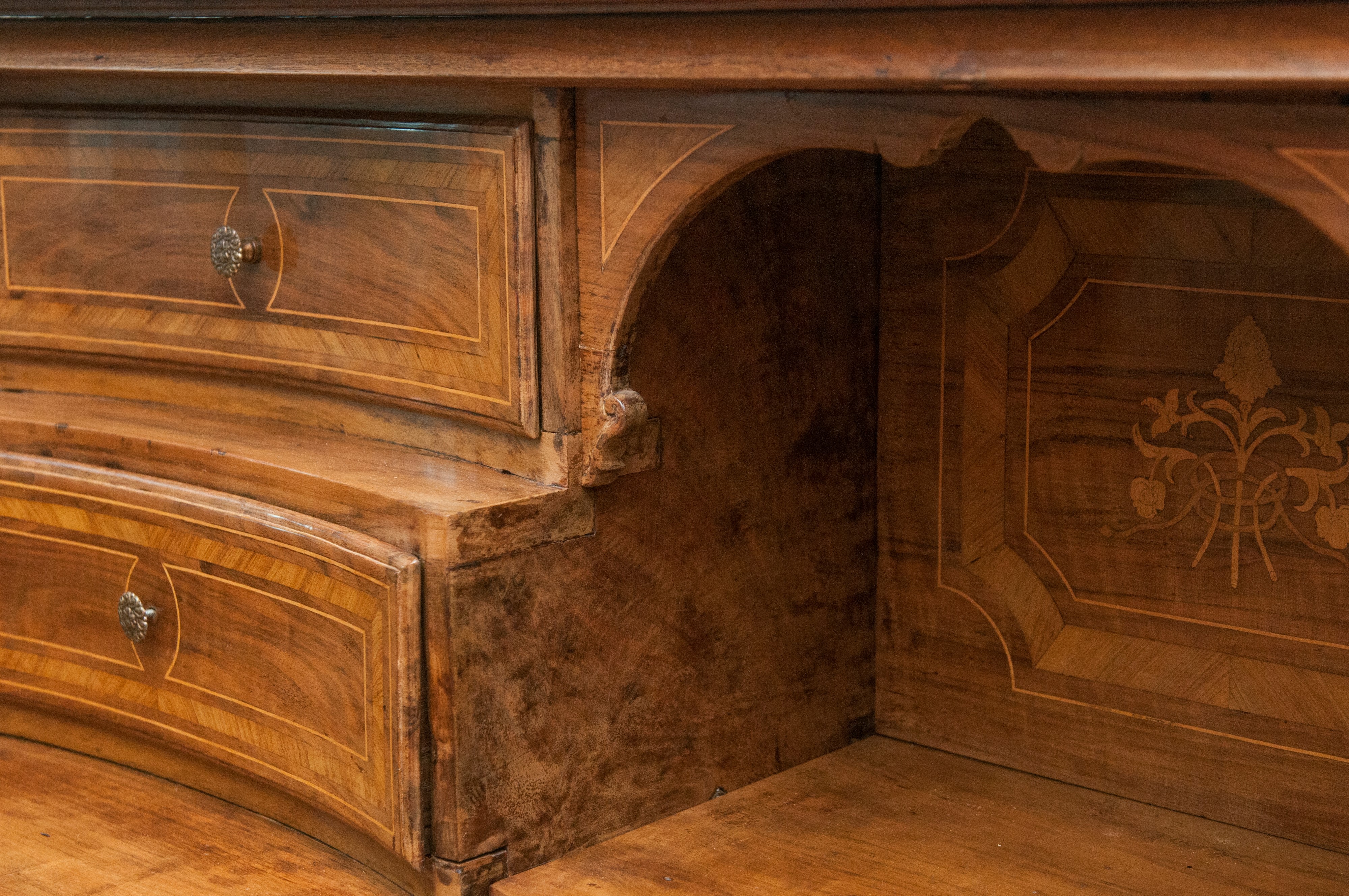 Cassettone in legno di noce con ribalta, XVIII secolo